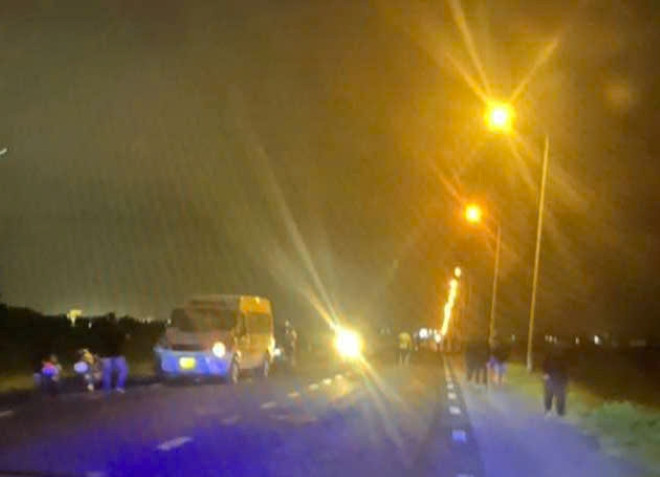 Xe máy va chạm ô tô, 2 người thương vong