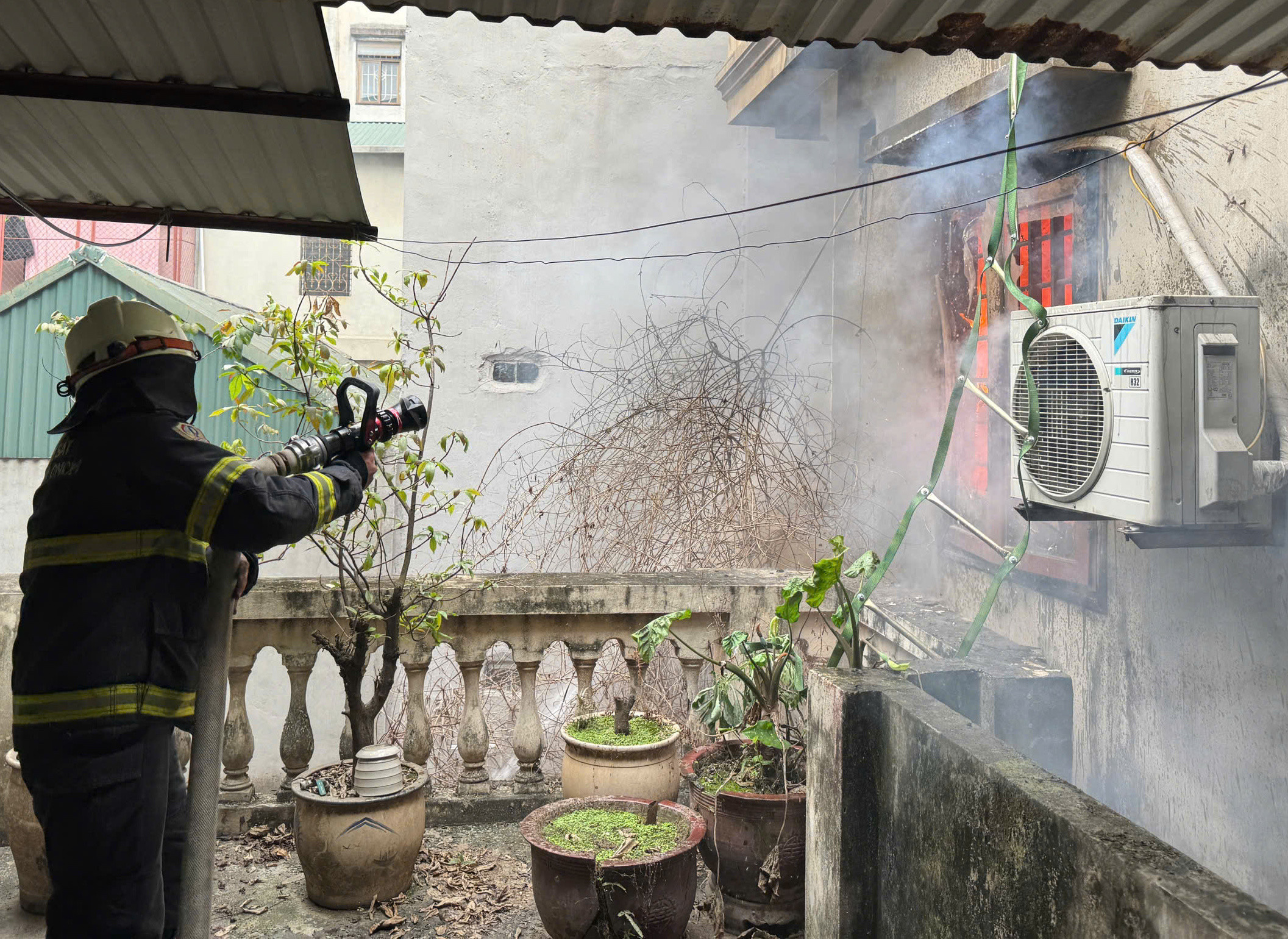 Bật máy sưởi cho thú cưng gây cháy nhà ở Hà Nội