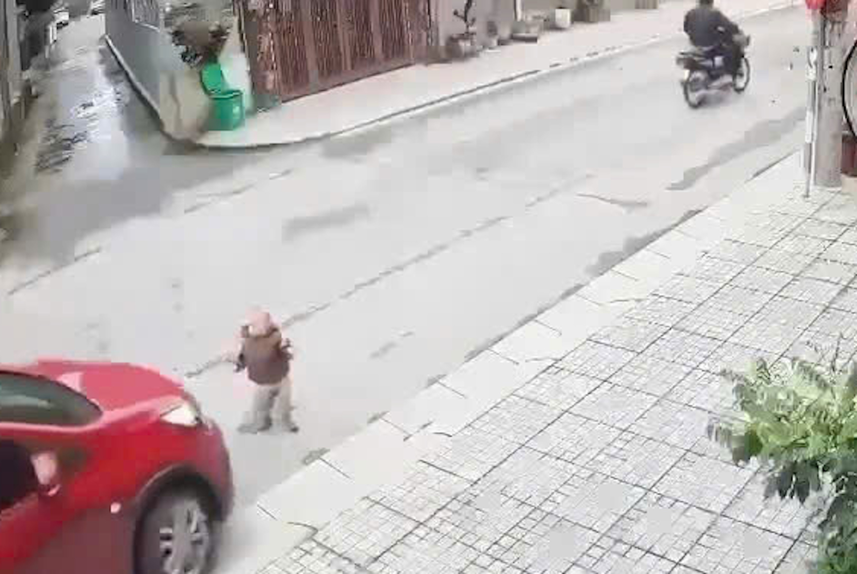 Bé trai 15 tháng tuổi bị ô tô cán chết ngay trước cửa cơ sở giữ trẻ 