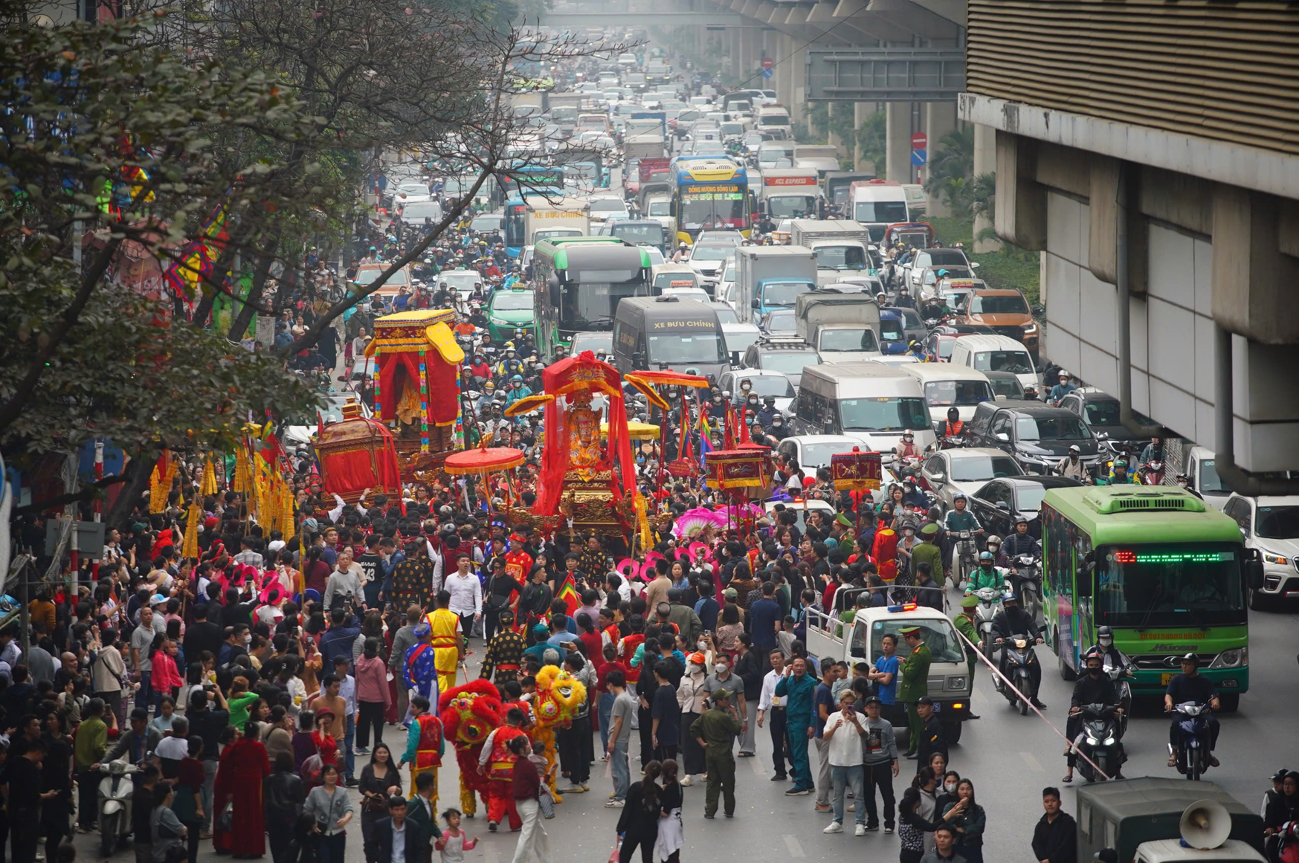 Rồng bay, kiệu quay giữa phố Hà Nội