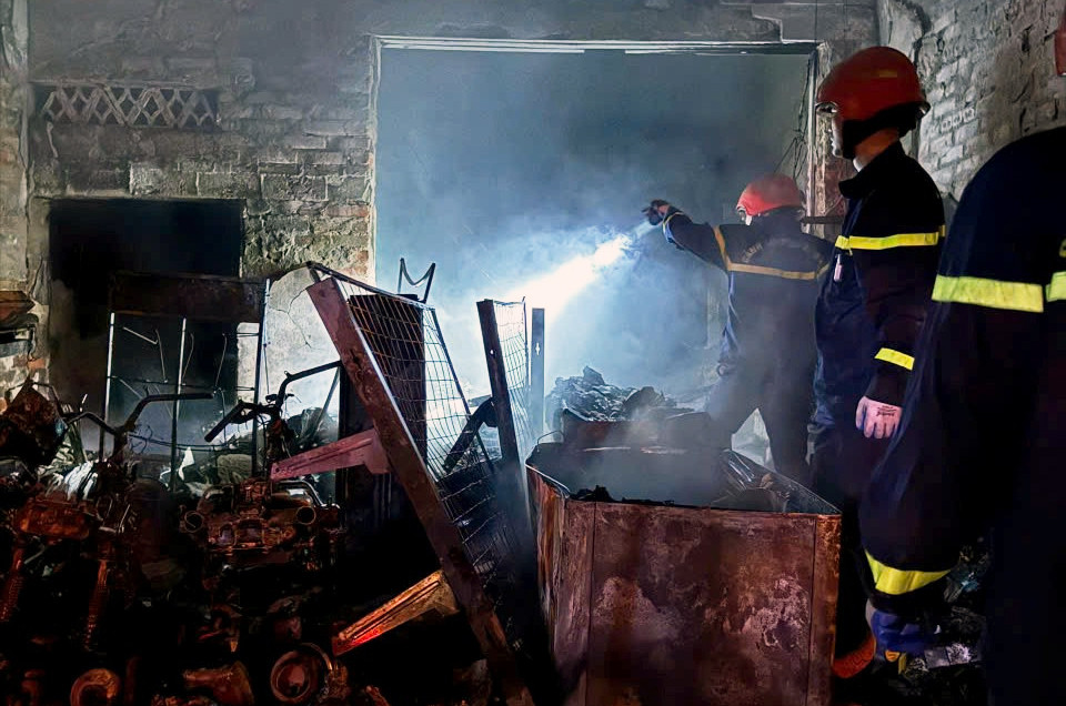 Phá cửa cuốn, cứu bà lão 70 tuổi mắc kẹt trong ngôi nhà bốc cháy