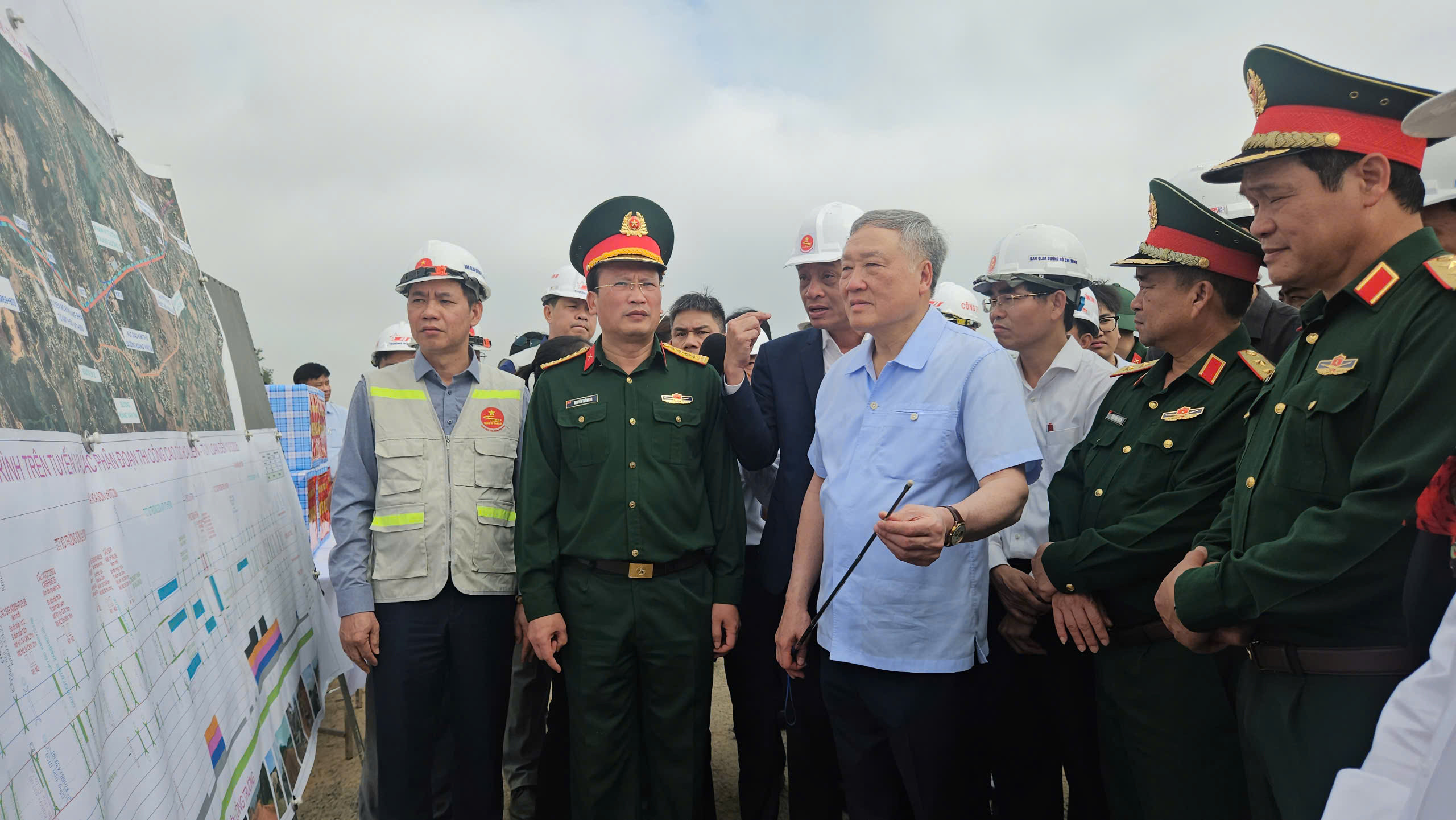 Phó Thủ tướng Nguyễn Hòa Bình thị sát dự án cao tốc hơn 2.100 tỷ ở Đà Nẵng