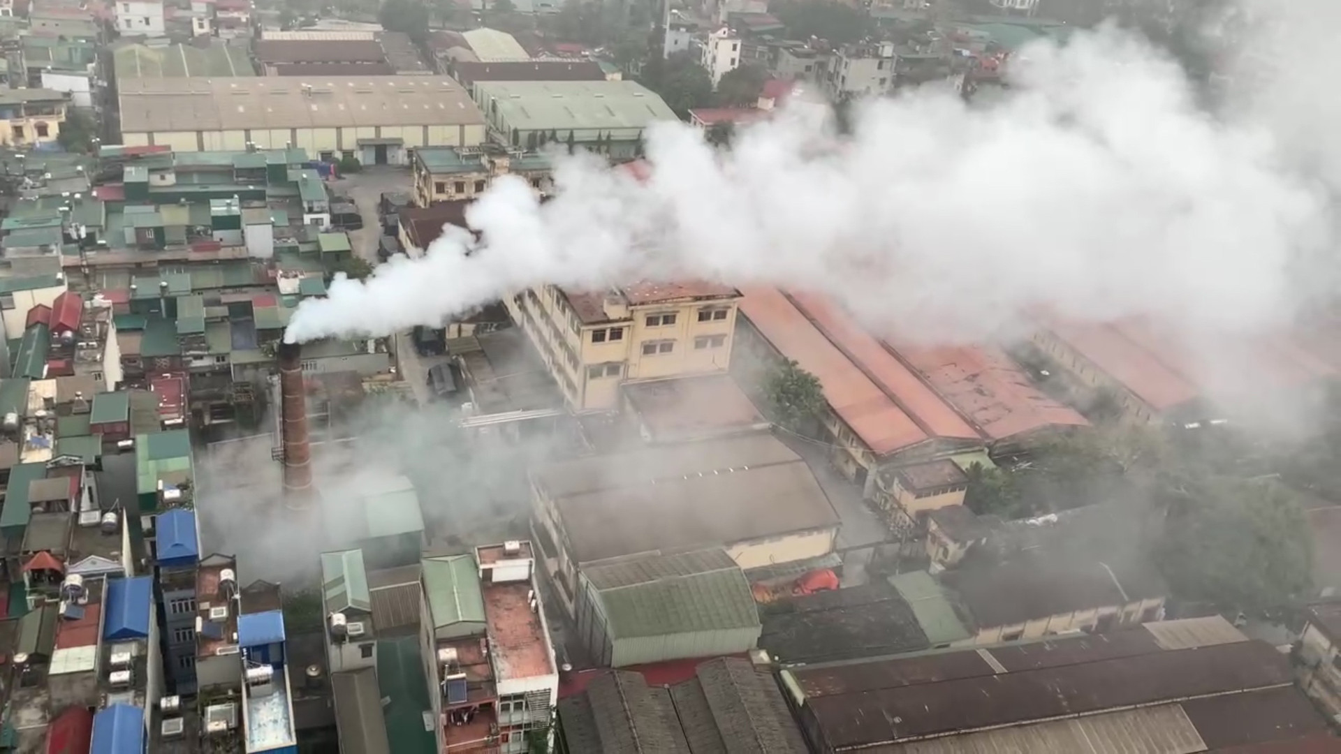 Xưởng dệt xả khói vào khu dân cư ở Hà Nội cam kết thời gian di dời