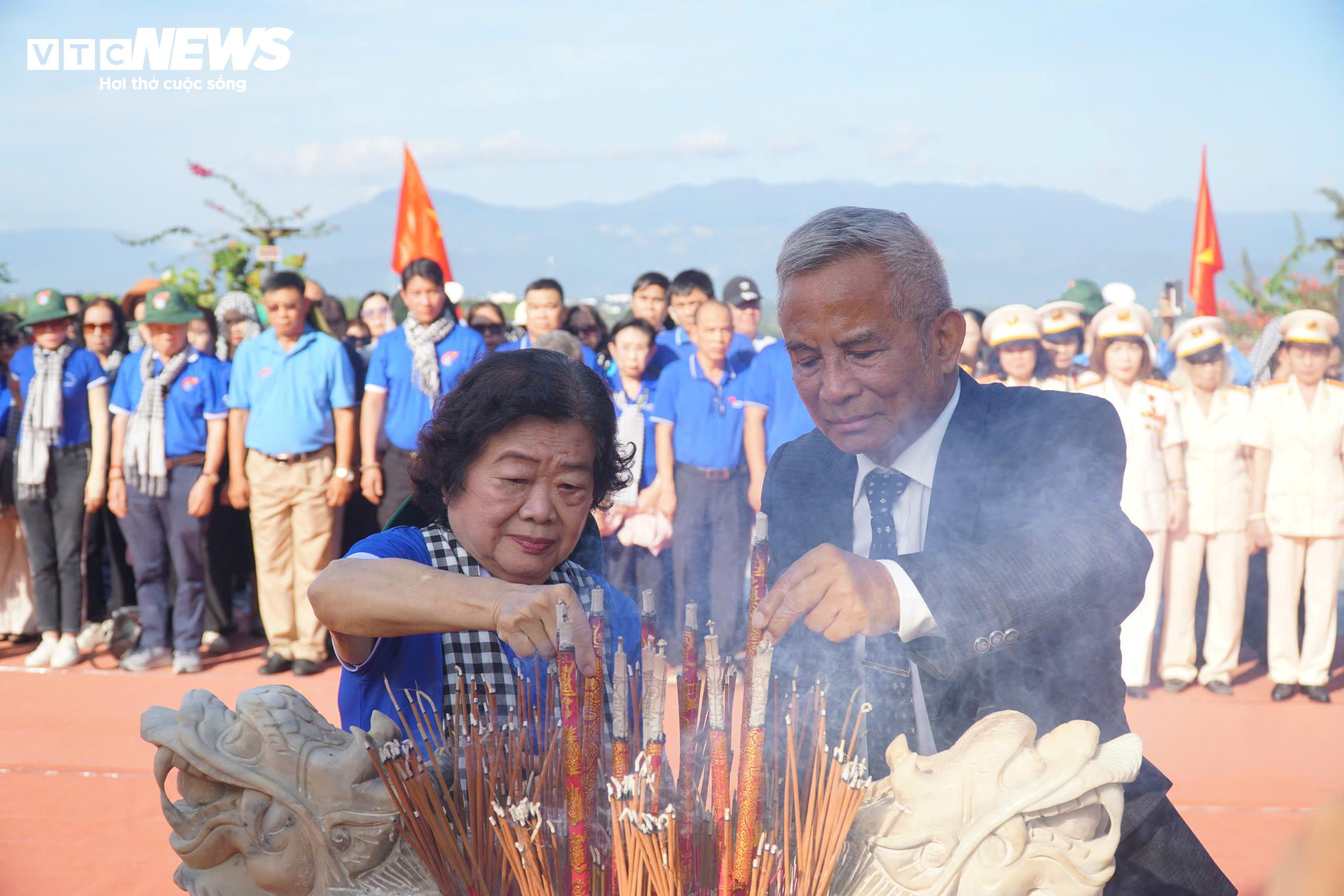 Tưởng niệm 64 chiến sĩ hy sinh trên đảo Gạc Ma