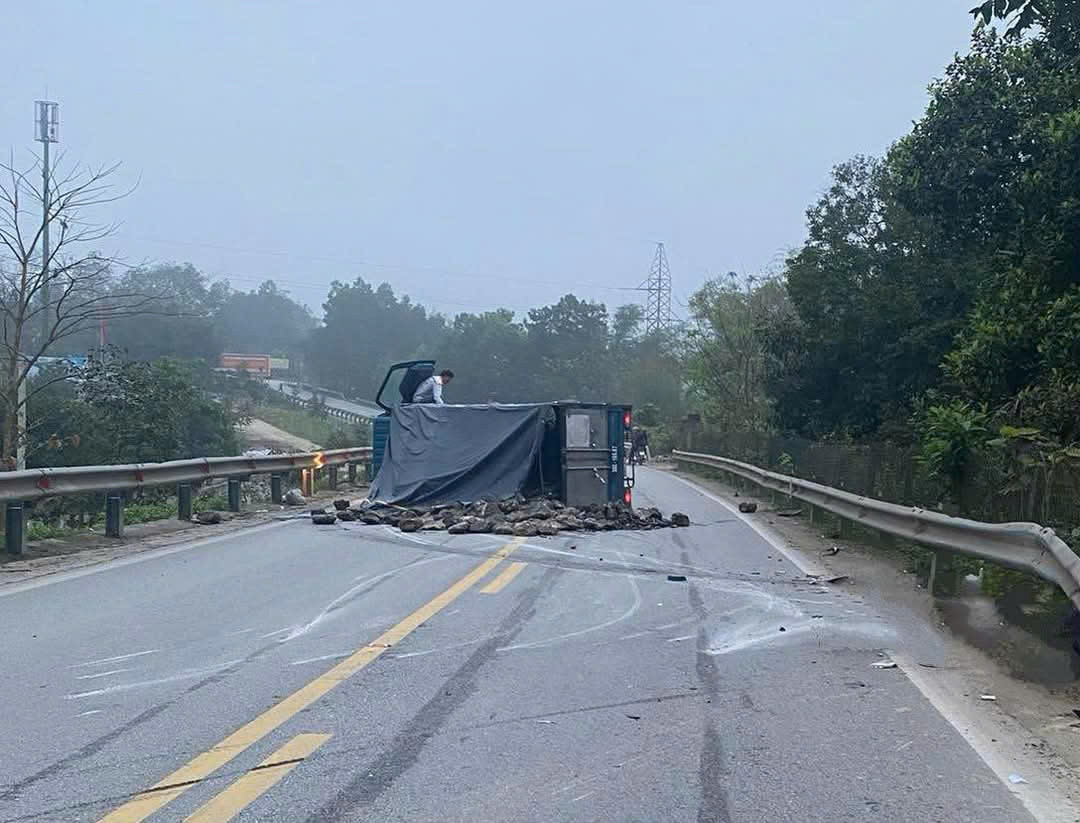 Xe máy lao vào hộ lan sau va chạm với ô tô tải, hai người thương vong