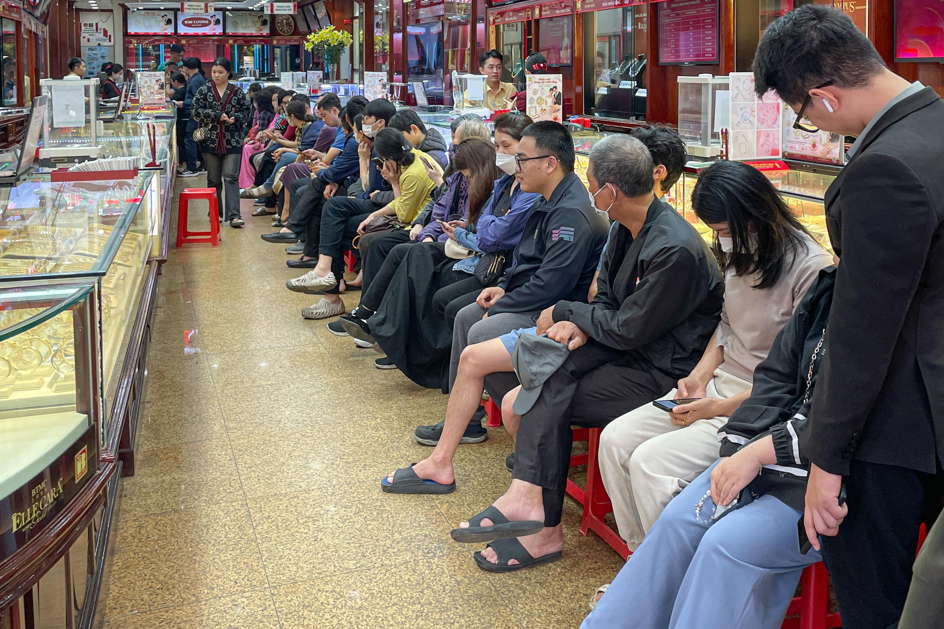 Chỉ được mua tối đa 2 chỉ vàng, người dân vẫn xếp hàng chờ xuyên trưa 