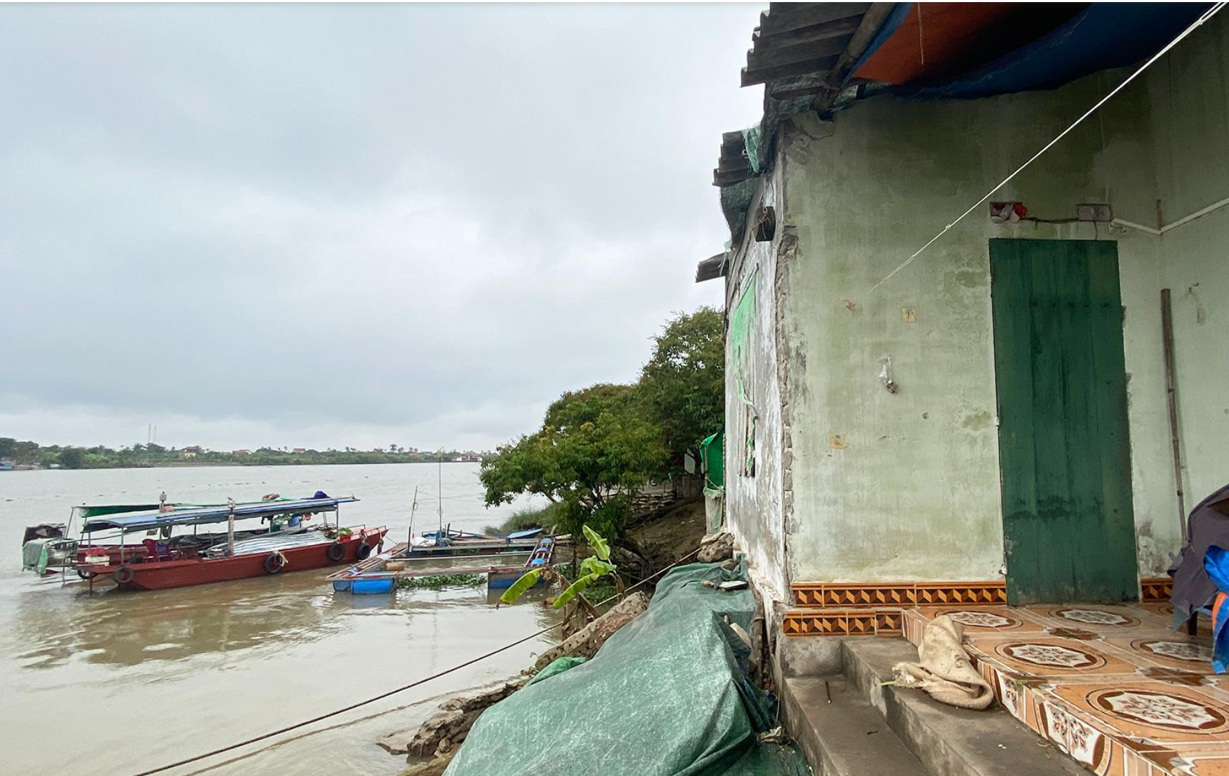 Những ngôi nhà 'bám víu' mỏm đất ven sông, nguy cơ bị dòng nước nuốt chửng