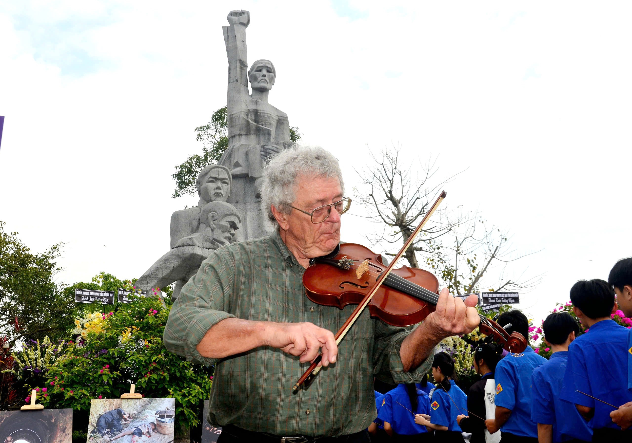Cựu binh Mỹ kéo vĩ cầm tưởng niệm 504 nạn nhân trong vụ thảm sát Sơn Mỹ
