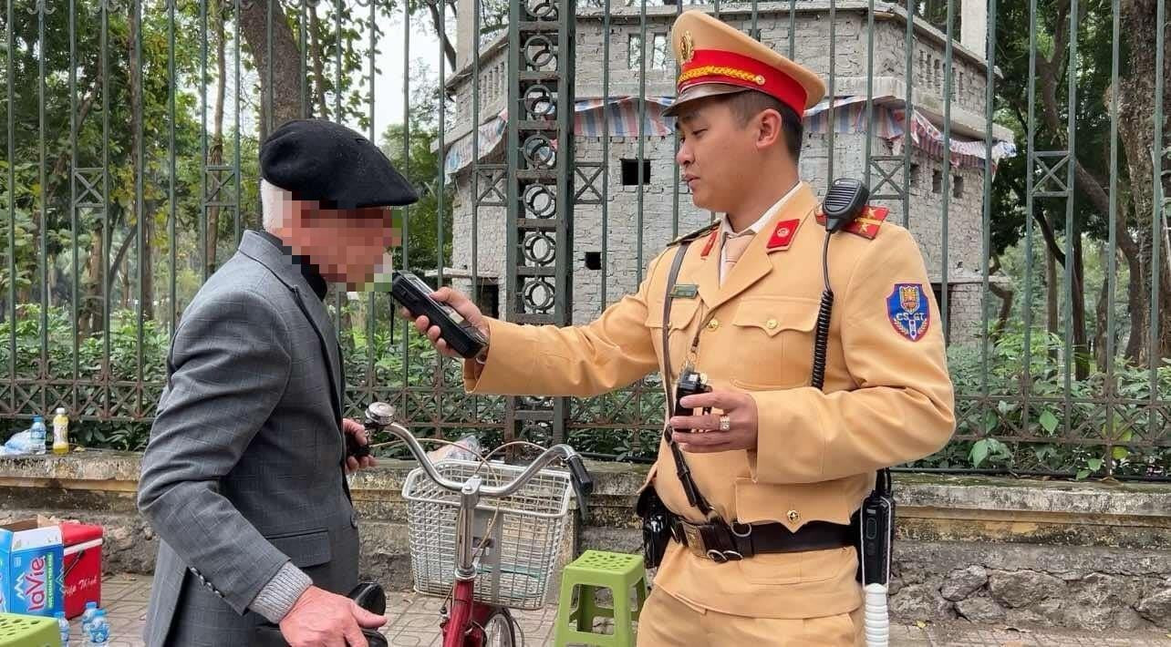 Uống 3 cốc bia rồi đi xe đạp, cụ ông ở Hà Nội bị xử phạt vi phạm nồng độ cồn