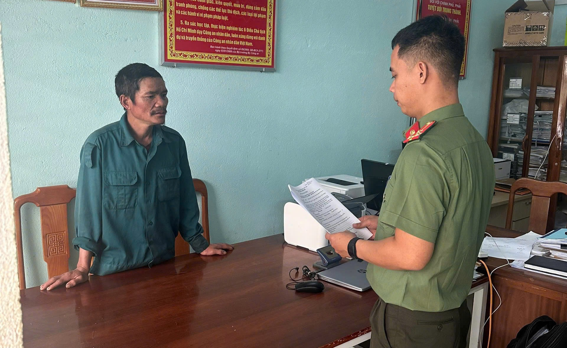 Bắt người đàn ông mua 2 khẩu súng cất giấu trong kho lúa