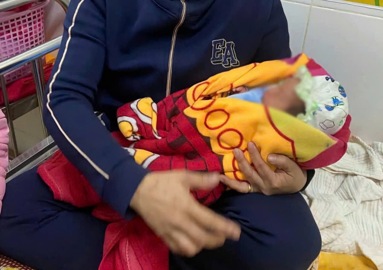 Bé trai sơ sinh bị bỏ rơi trong chòi trông cá giữa trời mưa rét