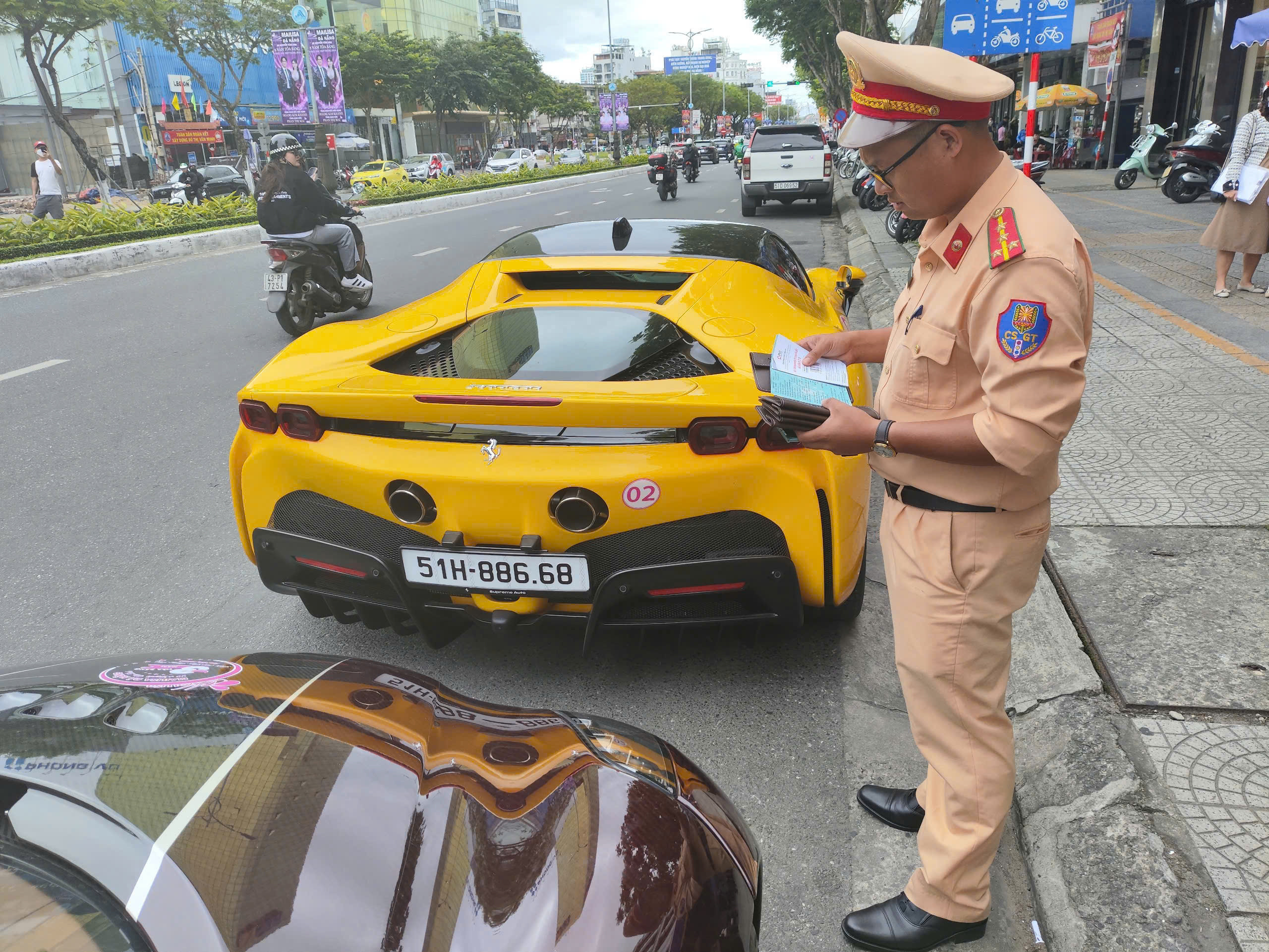 Phạt 167 triệu đồng dàn siêu xe ngang nhiên vượt đèn đỏ ở Đà Nẵng