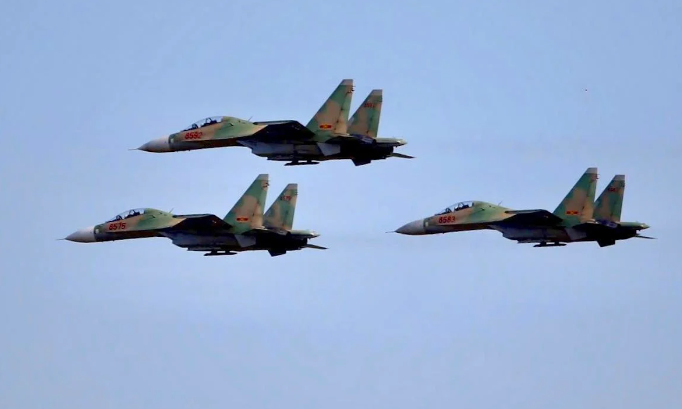 Tiêm kích Su-30MK2, Yak-130 nhào lộn trên bầu trời, tập luyện cho lễ 30/4