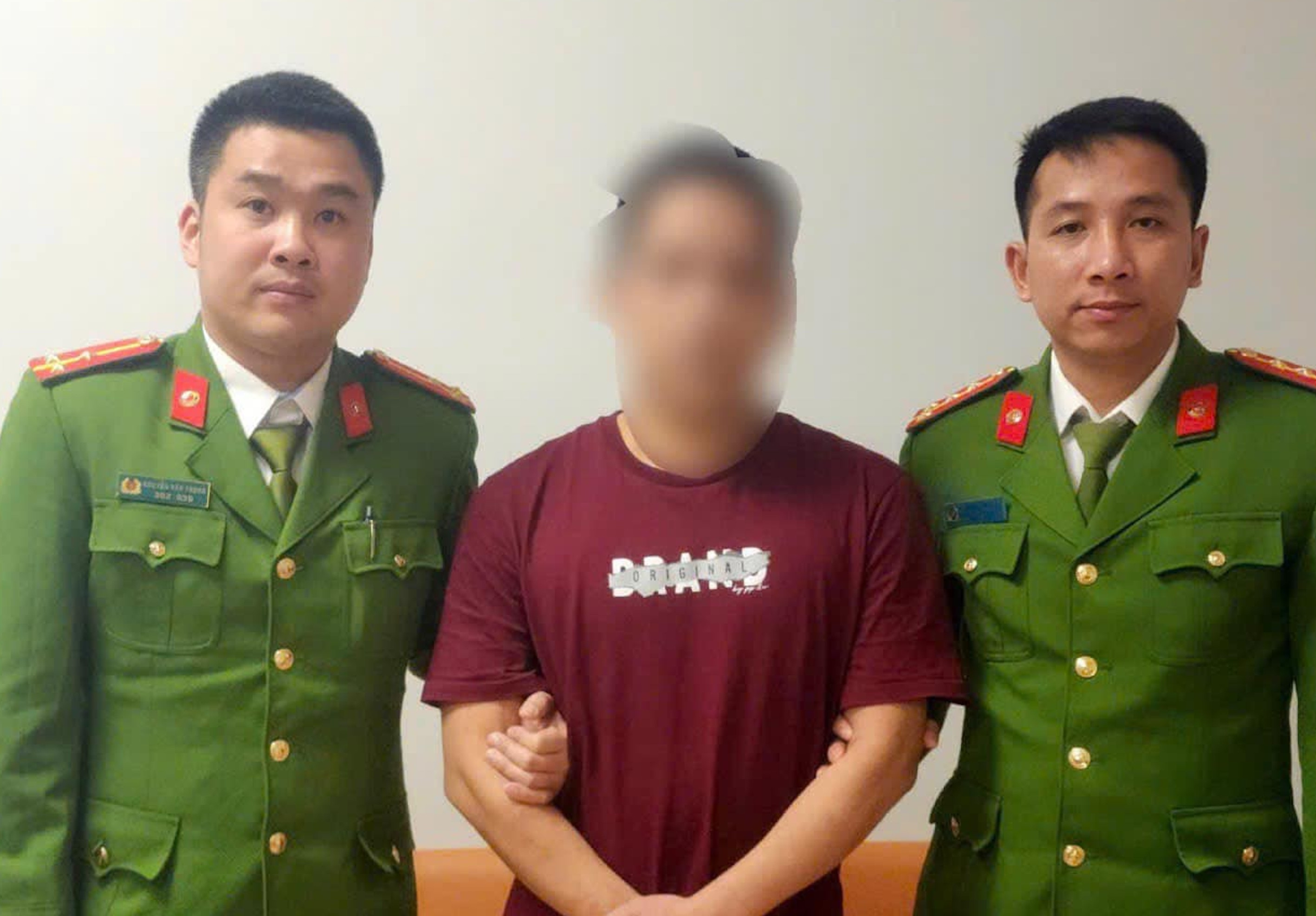 Bắt gã thanh niên bị truy nã quốc tế khi vừa đặt chân xuống sân bay Nội Bài