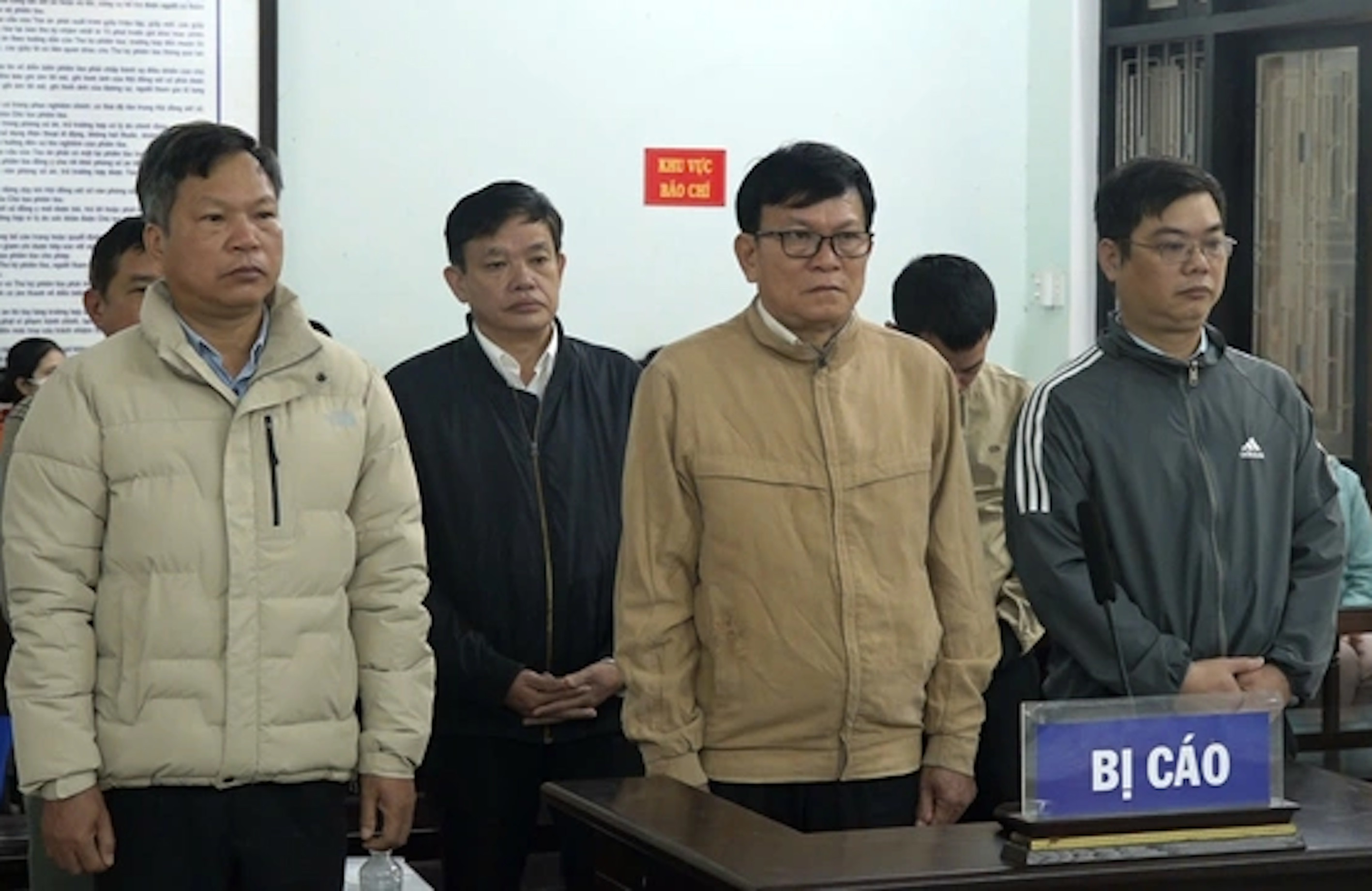 Hoãn phiên xét xử vụ án nhận hối lộ tại Trung tâm đăng kiểm xe cơ giới Huế