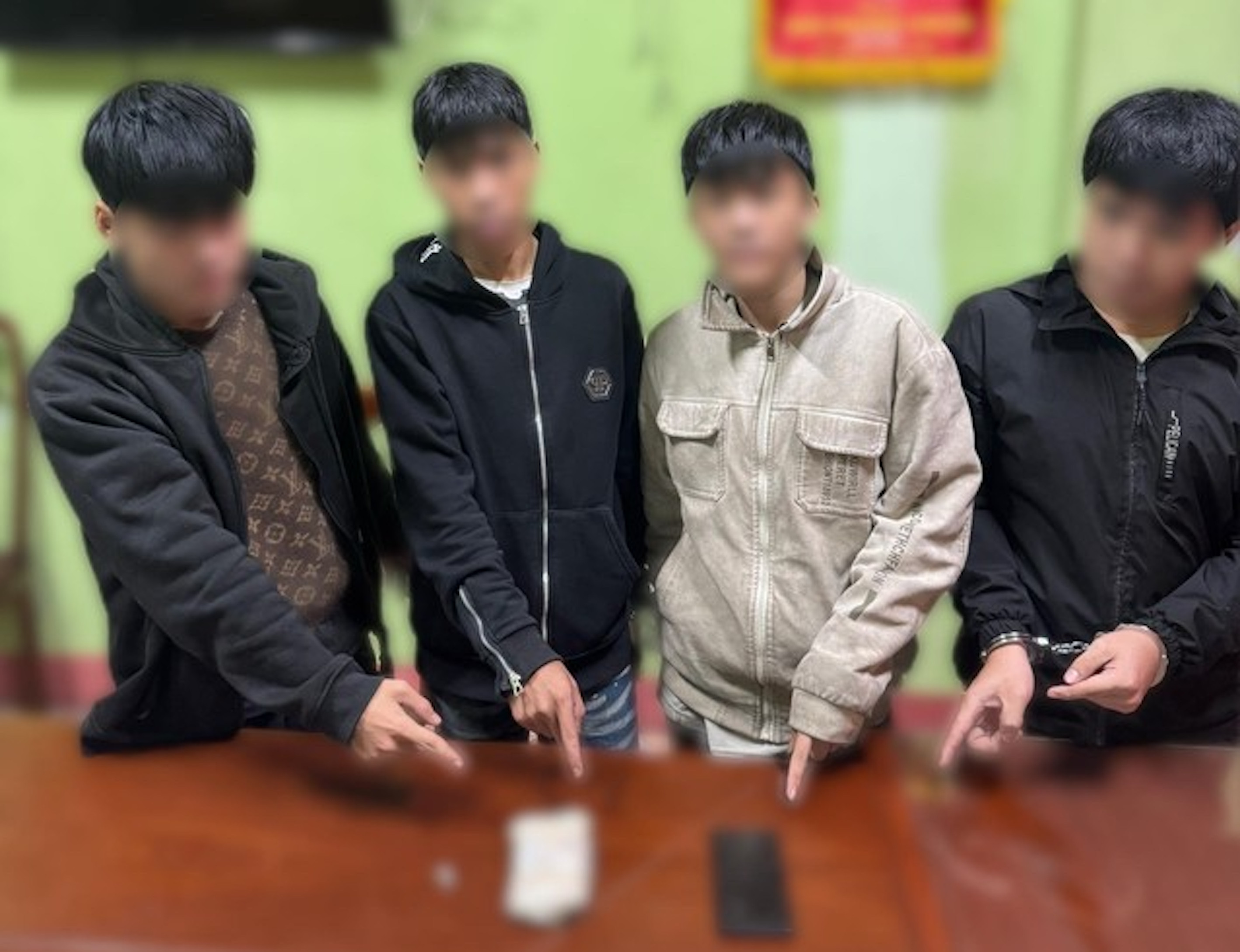 Bắt băng trộm nhí trùm chăn đi ăn cắp để qua mắt camera an ninh