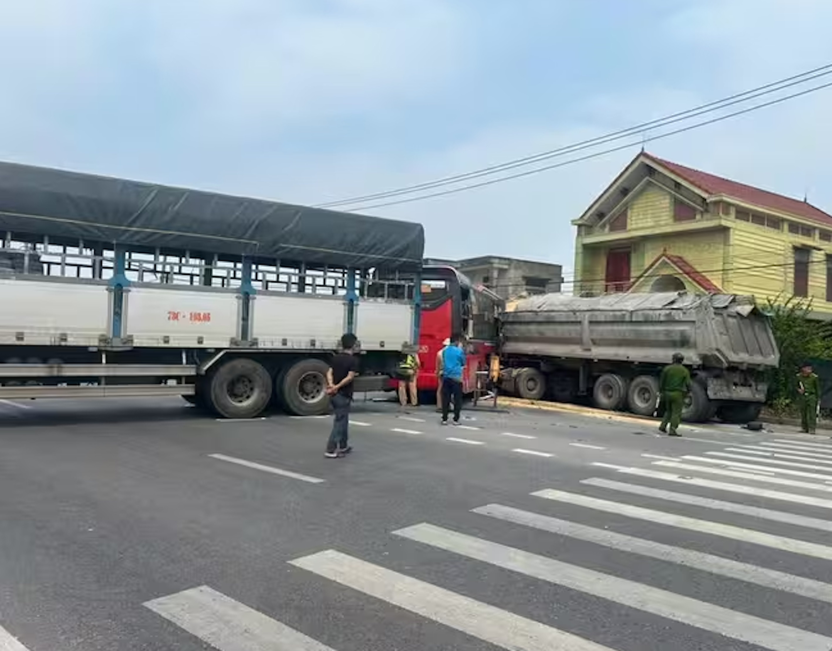 Tai nạn liên hoàn trên Quốc lộ 1A, 8 người bị thương