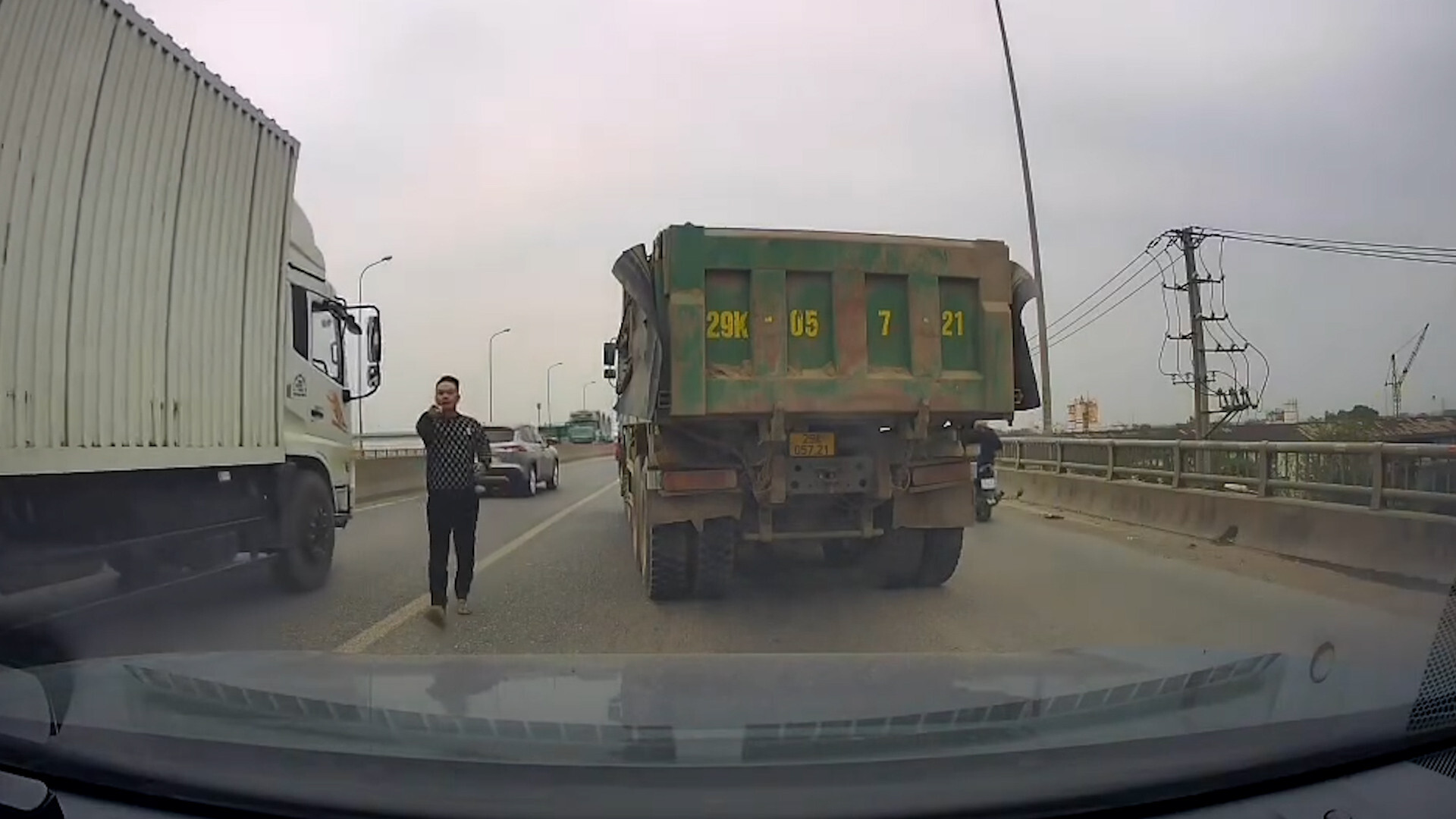 CSGT Hà Nội tìm tài xế ô tô con bị xe tải 'chèn ép' trên cầu vượt Bắc Hồng