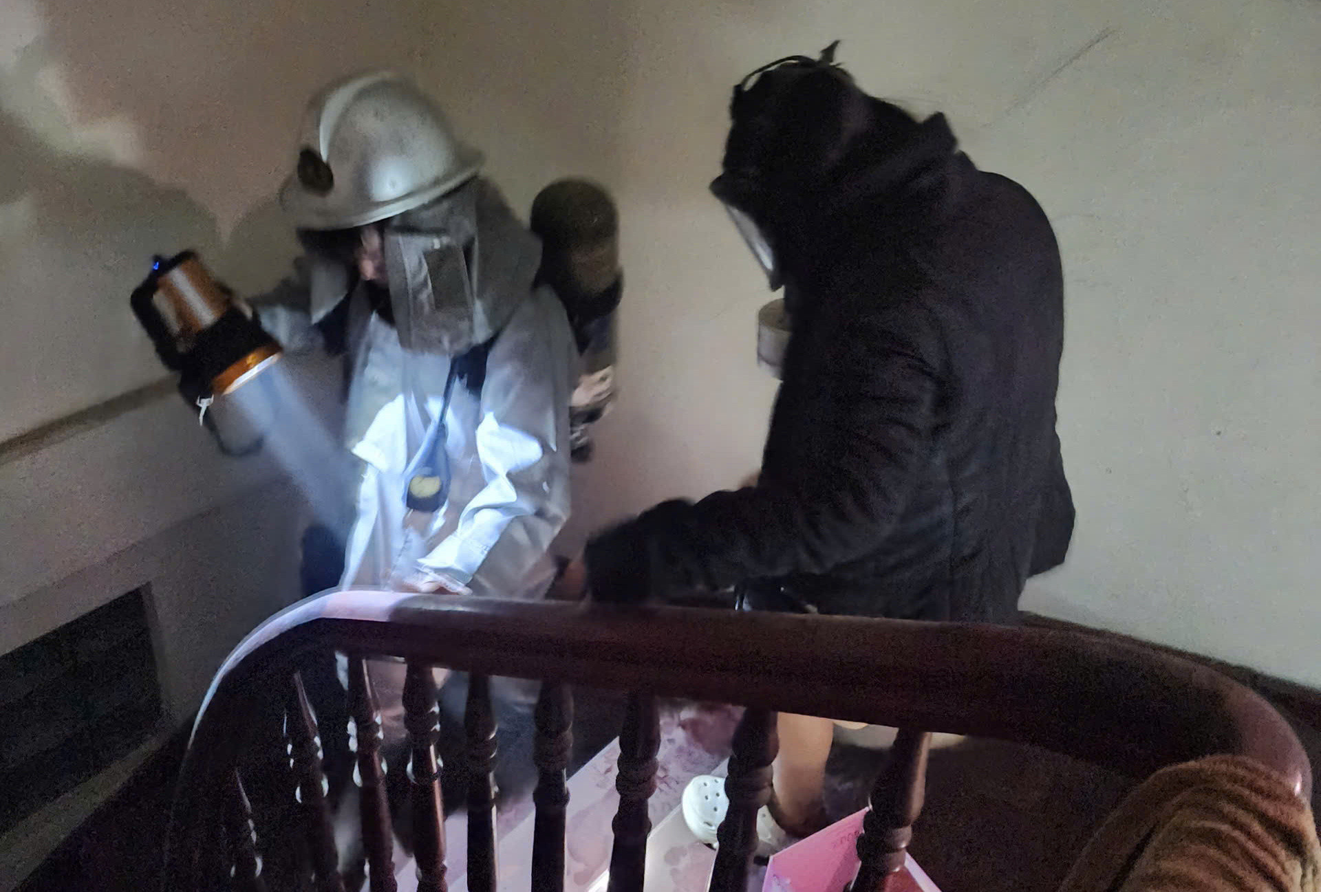 Cháy nhà ở Hà Nội lúc nửa đêm, 8 người mắc kẹt