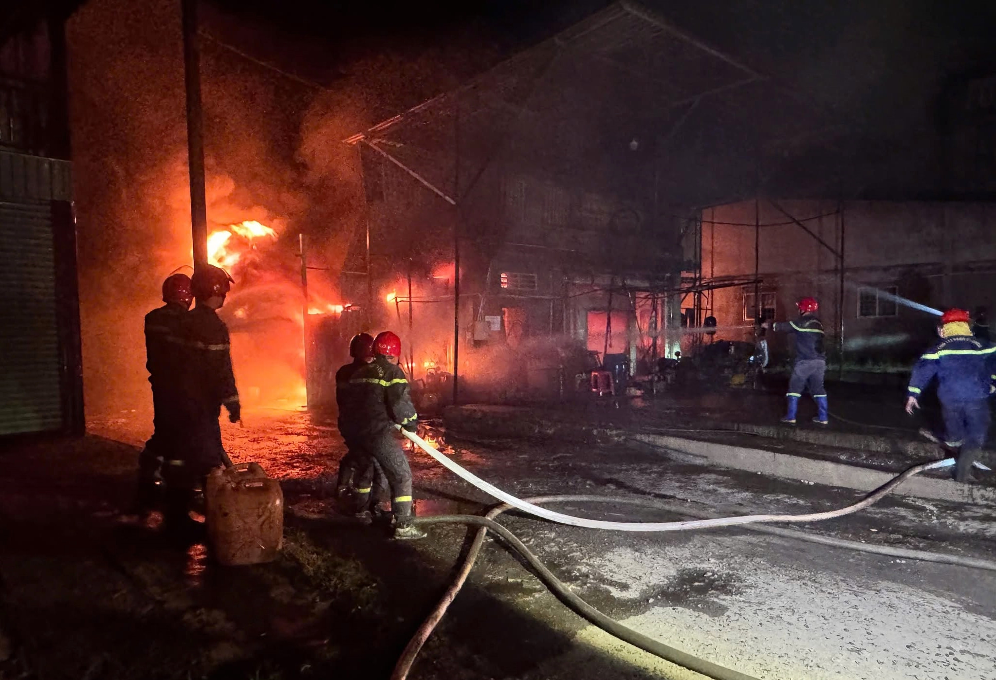 Cháy lớn ở tiệm rửa xe rộng hơn 2.000 m2 ở Bà Rịa - Vũng Tàu