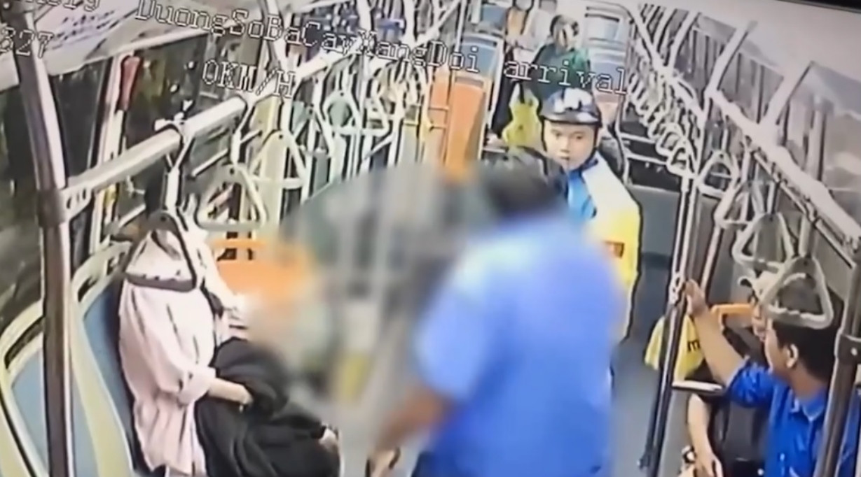 Người đàn ông xông lên xe buýt hành hung tài xế ở TP.HCM