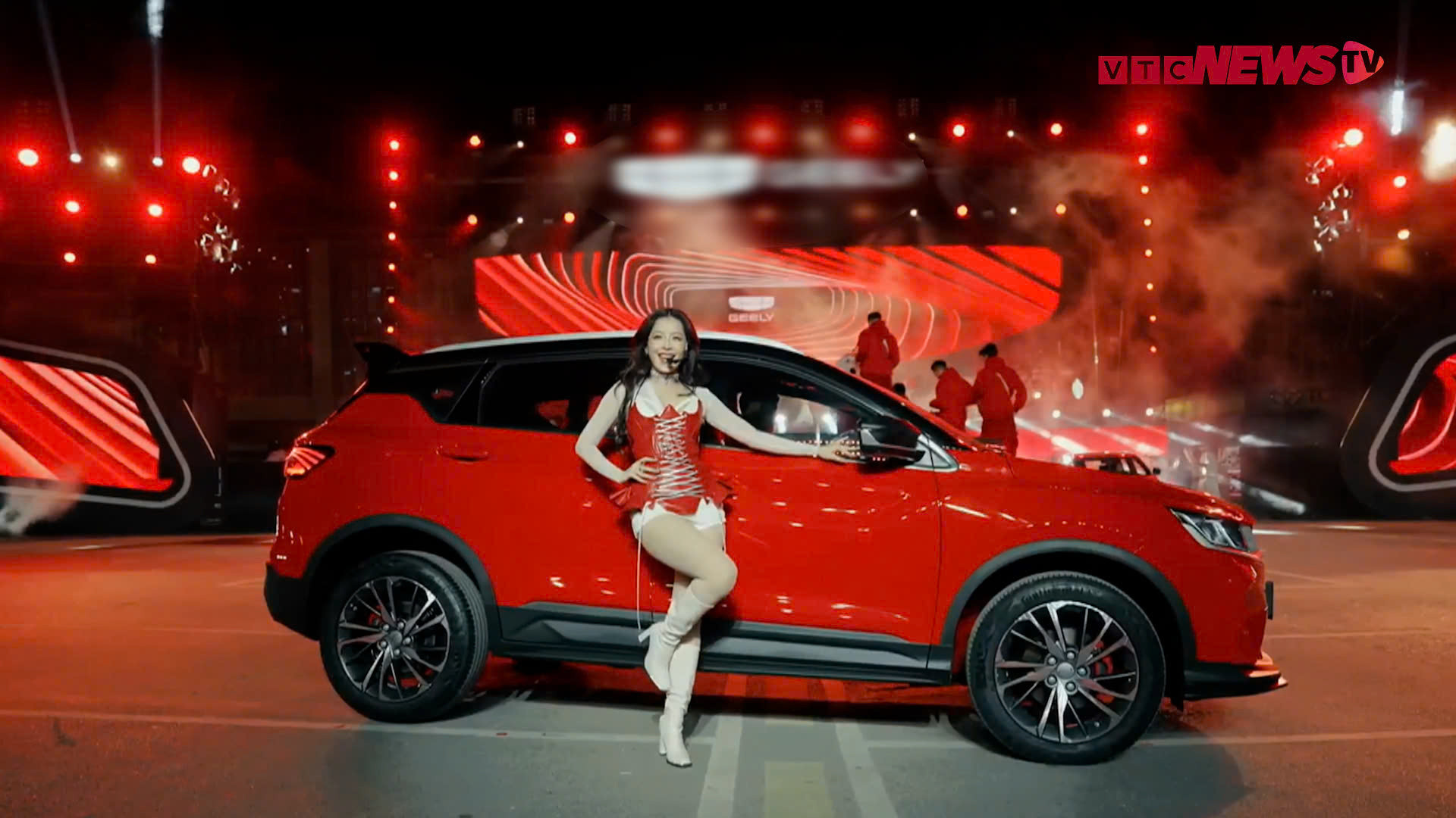 Chi Pu 'bốc lửa' hát song ngữ Việt - Trung trong lễ ra mắt xe Geely Coolray