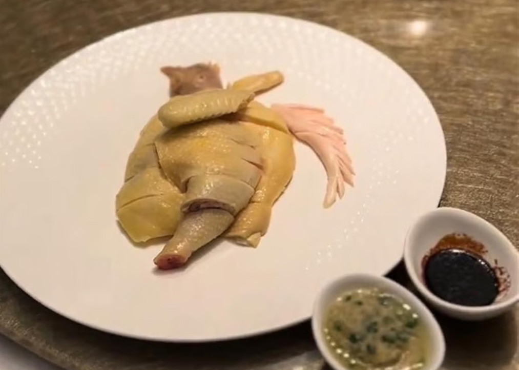 Tranh cãi mức giá 1,6 triệu đồng của đĩa gà luộc 'được nuôi bằng nhạc và sữa'