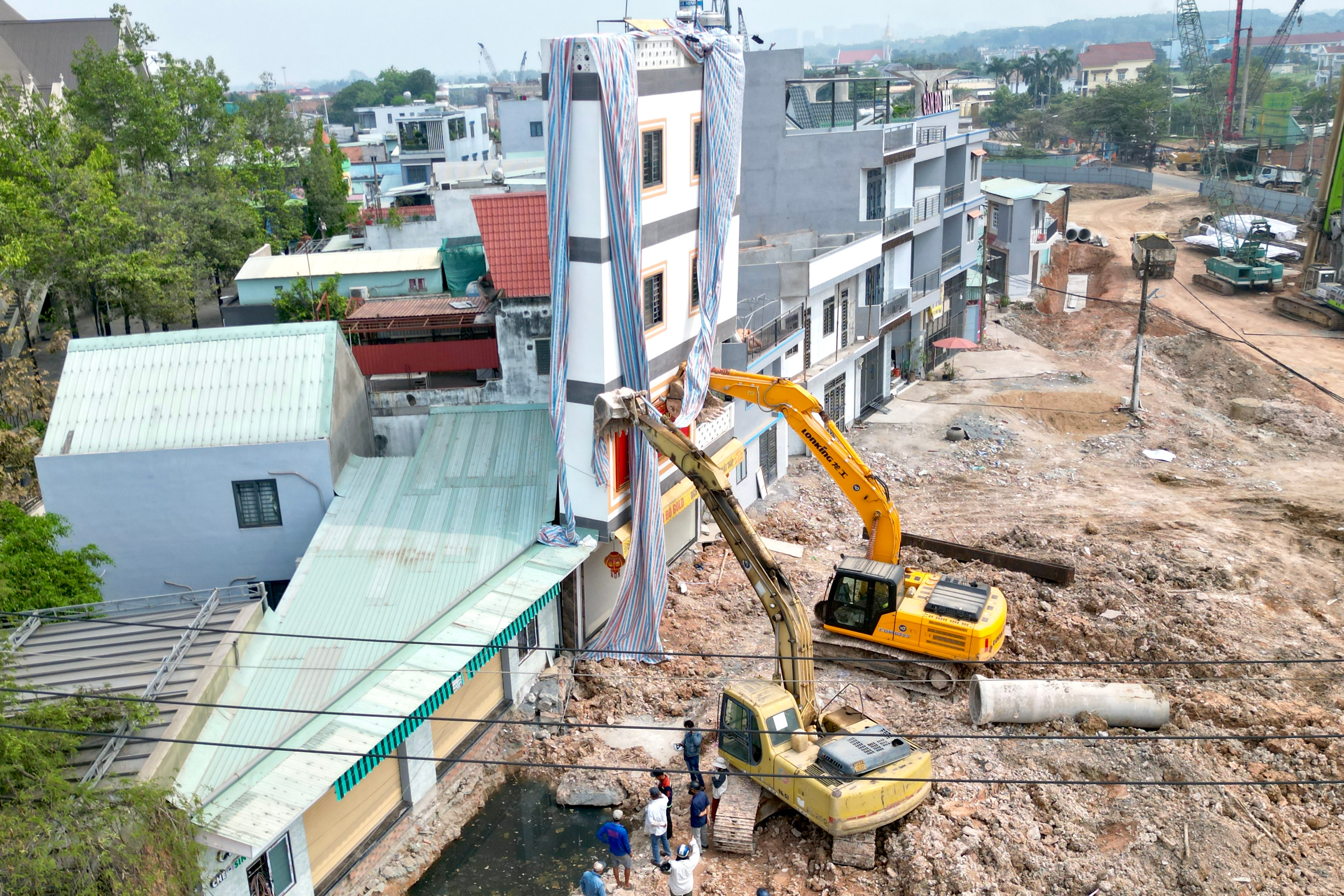 Dùng máy xúc chống đỡ nhà 3 tầng sắp sập: Chủ nhà bỏ ý định mời 'thần đèn' giải cứu