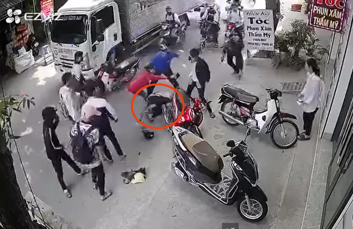 Nam sinh ở Thái Bình bị bạn học đánh hội đồng trên đường đi học về