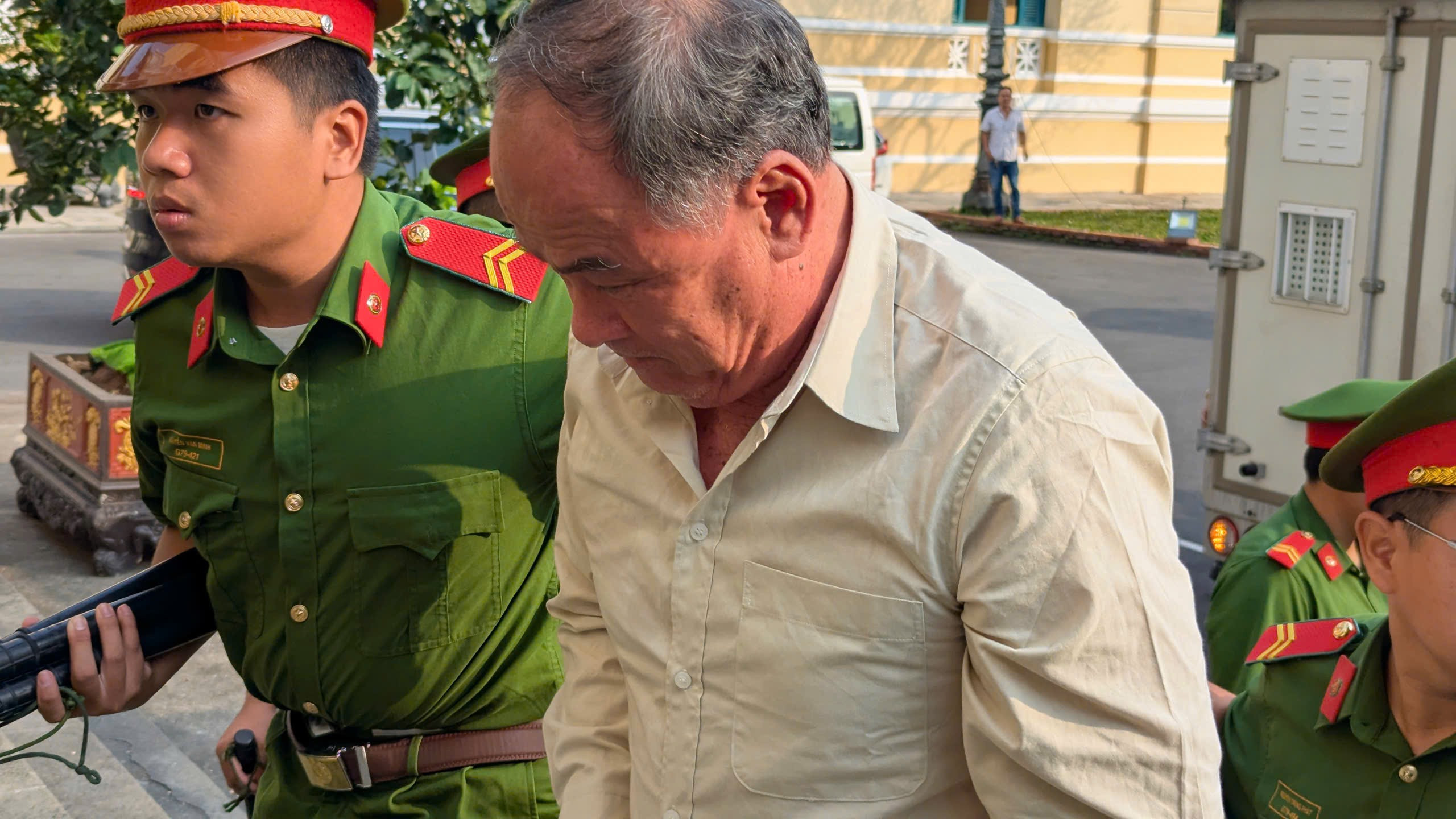 Nhận 300.000 USD, cựu Chủ tịch An Giang nghĩ là quà tặng, không phải tiền hối lộ