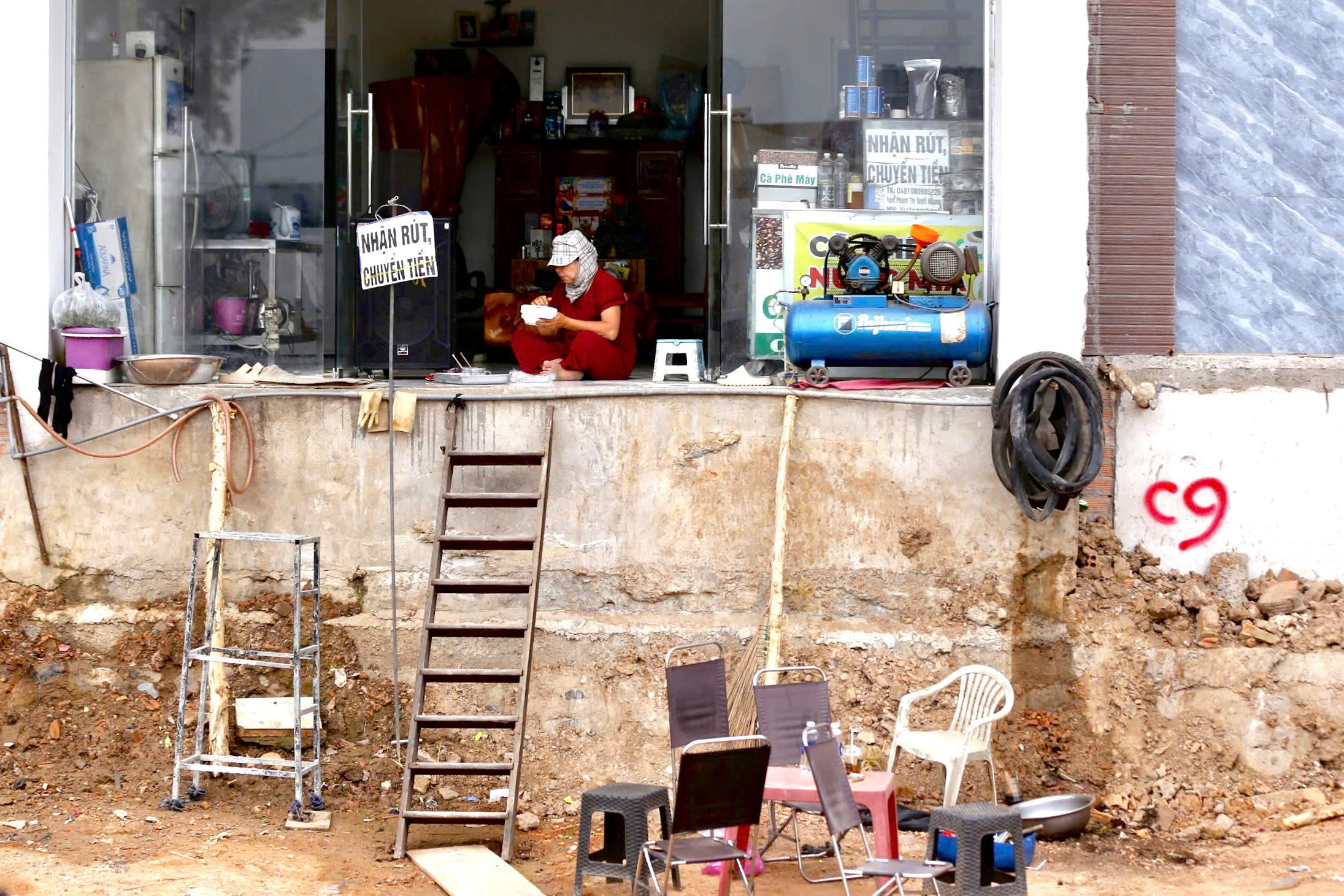 Bình Dương: Dân bắc thang trèo vào nhà bên công trình nút giao Tân Vạn 