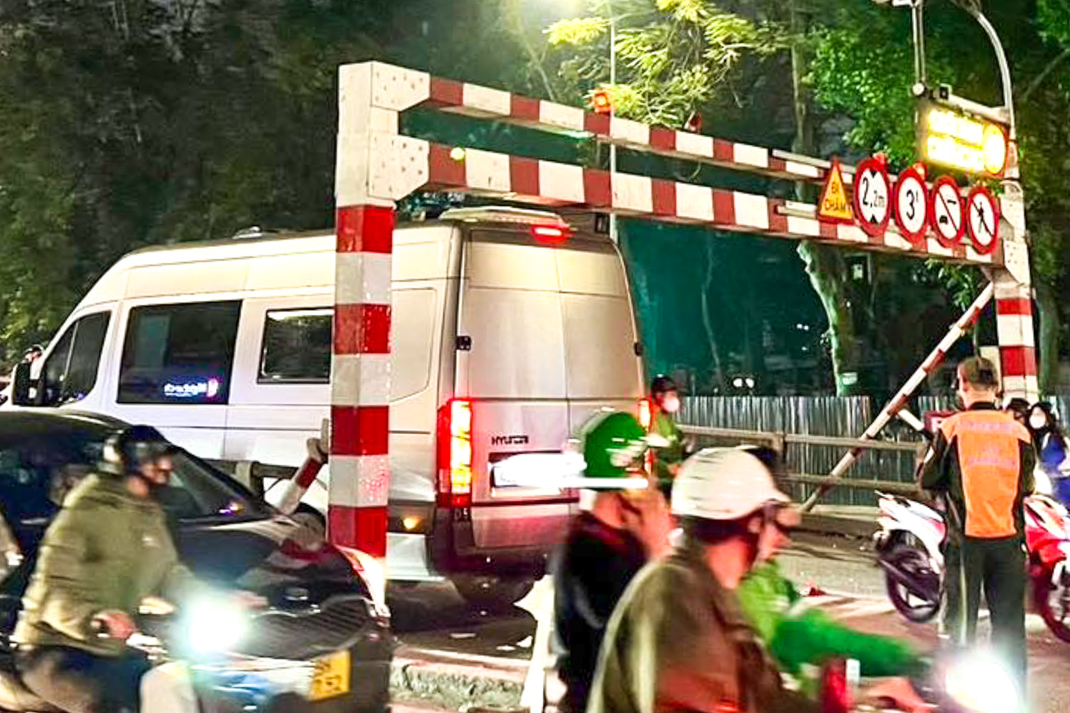 Ô tô mắc kẹt trên cầu vượt, tài xế bị phạt 5 triệu đồng