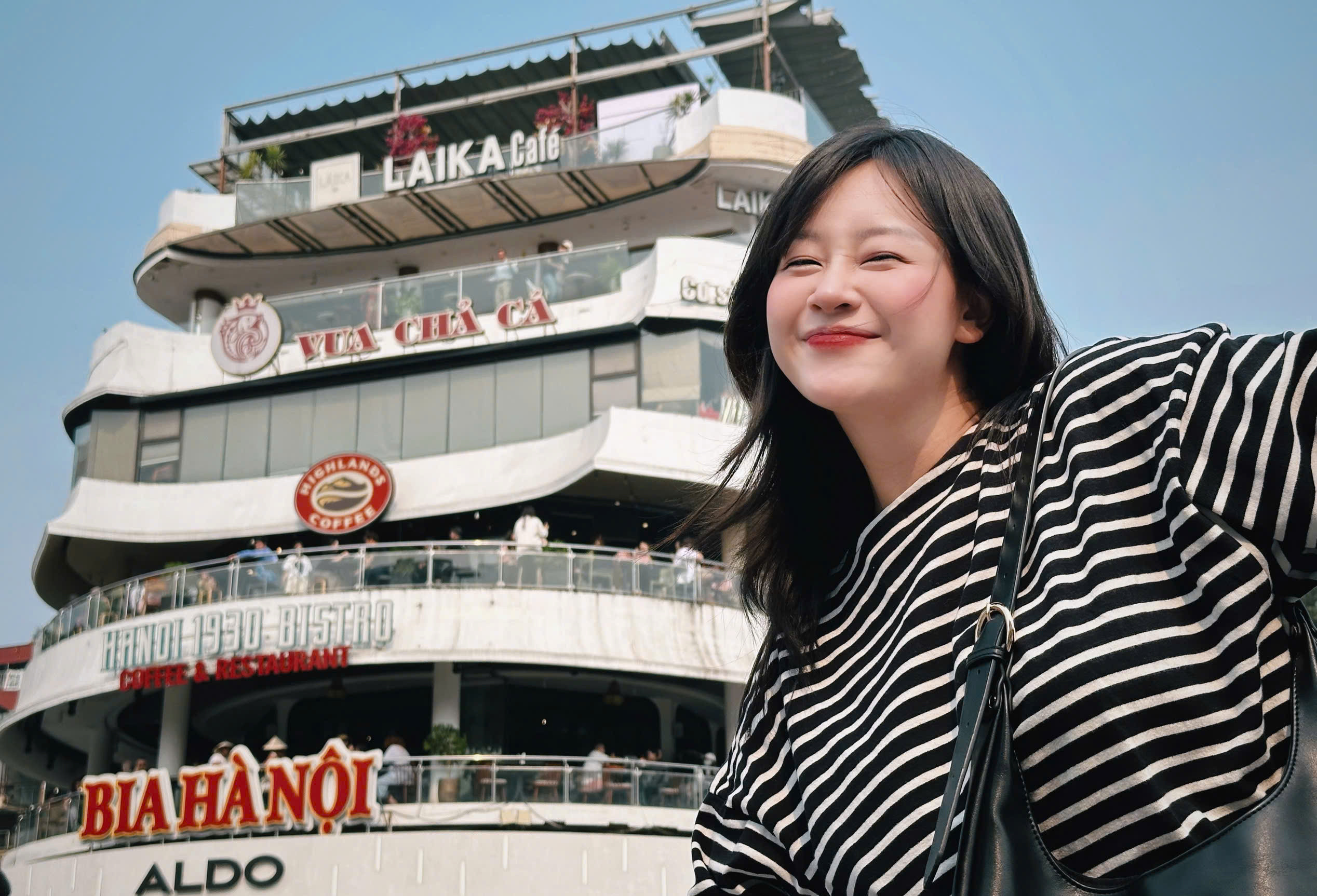 Cô gái Hà Nội gây sốt với mẹo chụp ảnh Hàm Cá Mập khi đông người 