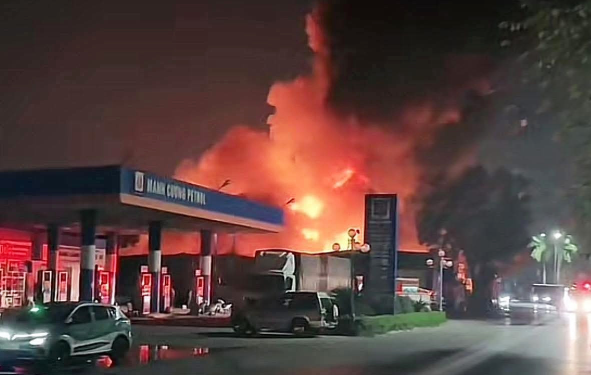 Cháy lớn khu nhà xưởng cạnh cây xăng ở Hà Nội