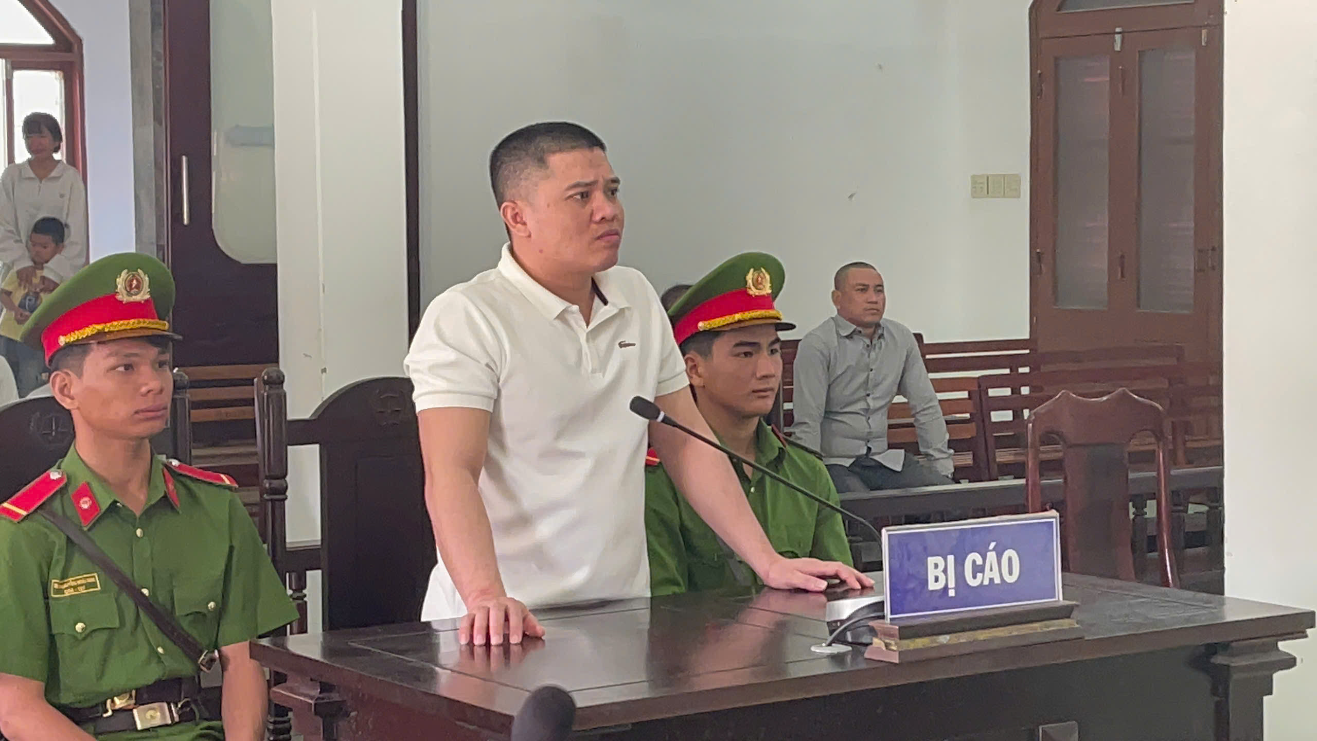 Bị bắt vì mua bán trái phép chất ma túy, lộ thêm tội tàng trữ súng quân dụng