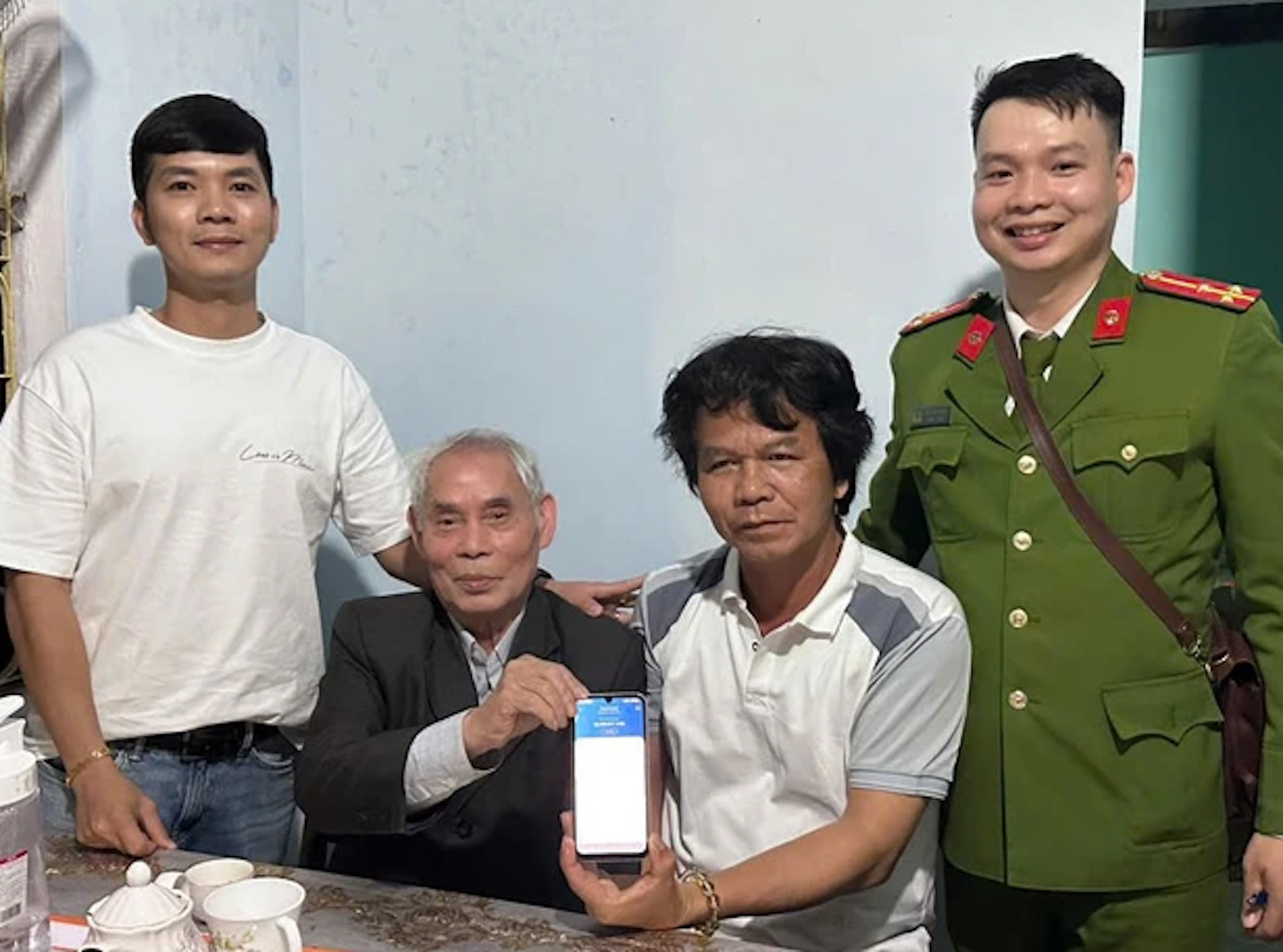 Công an giúp chủ đại lý vé số nhận lại số tiền suýt bị mất do trả thưởng nhầm