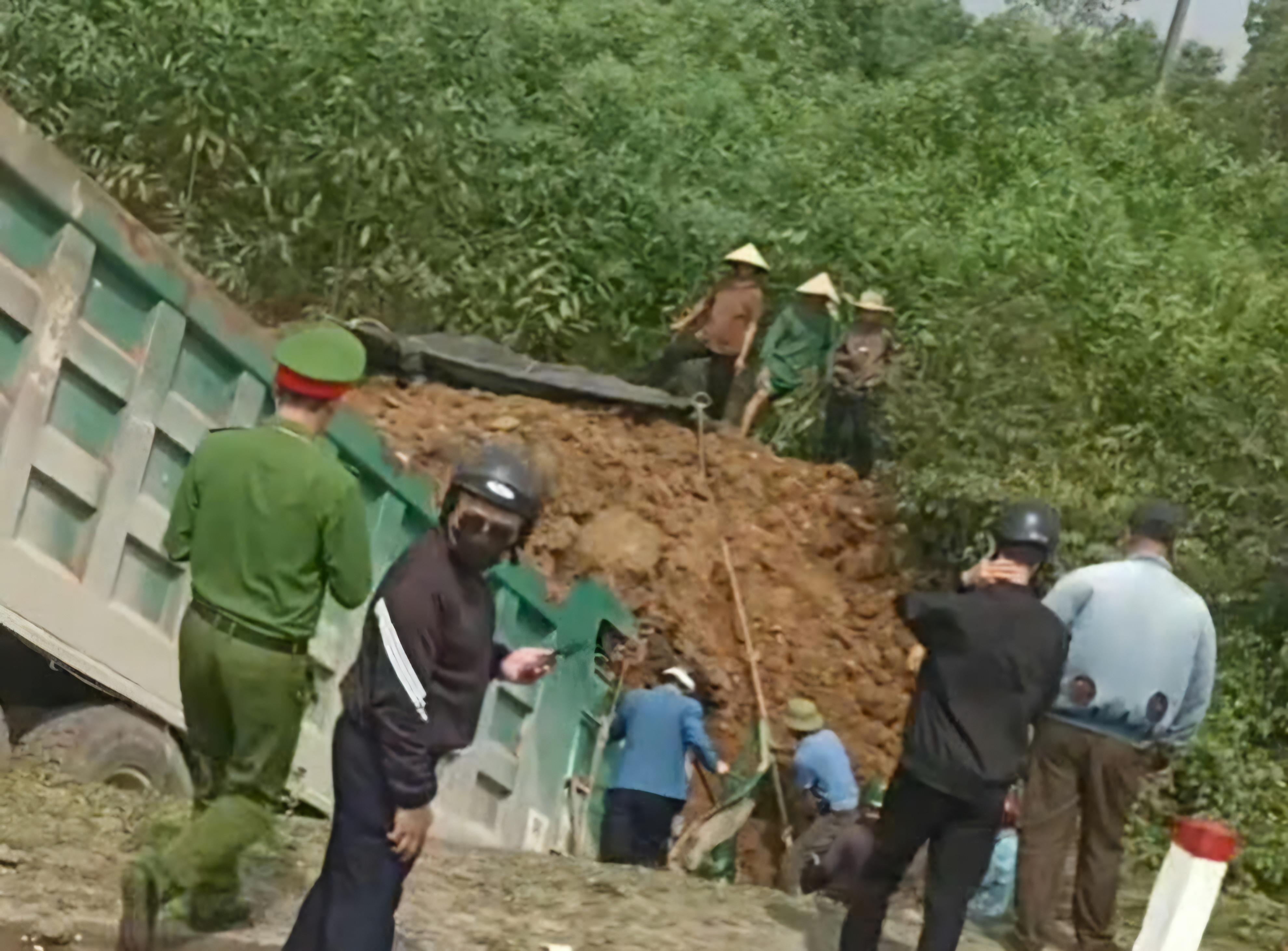 Xe tải lao xuống vệ đường sau tai nạn, tài xế chết trong cabin