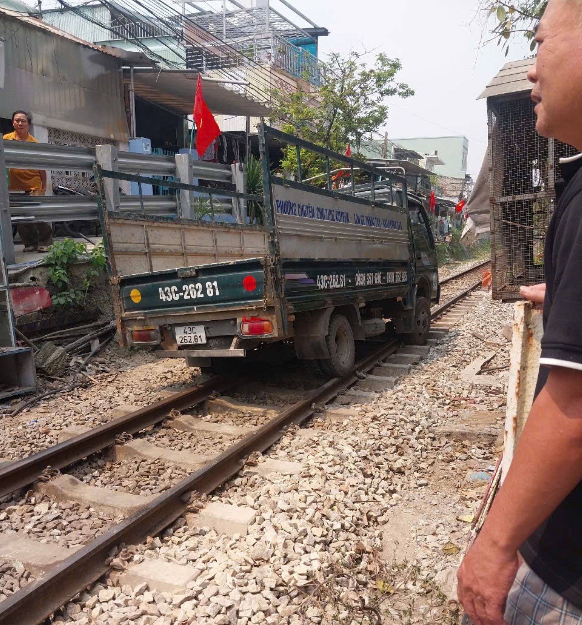 Xe tải mắc kẹt trên đường ray