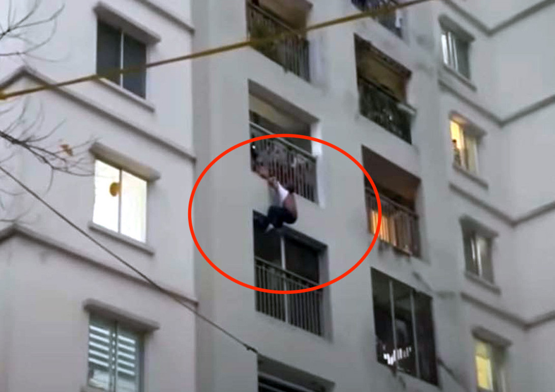 Người đàn ông nước ngoài nhảy từ tầng 5 chung cư ở Hà Nội