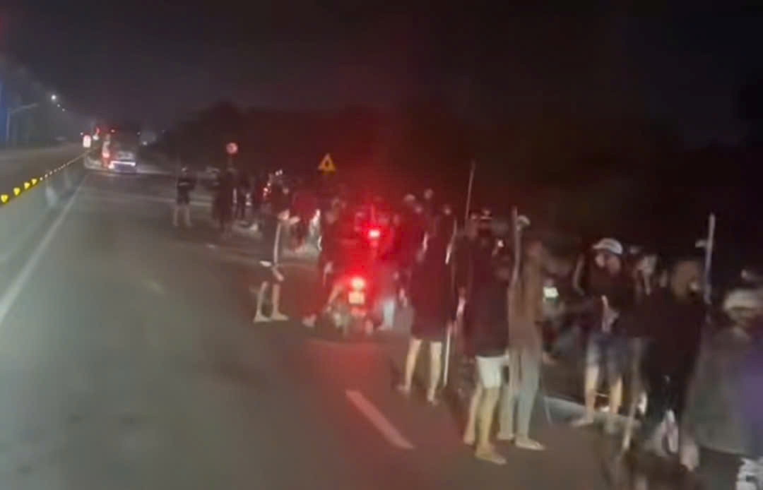 Bắt nhóm hơn 50 thanh niên cầm hung khí hỗn chiến lúc nửa đêm ở Nha Trang