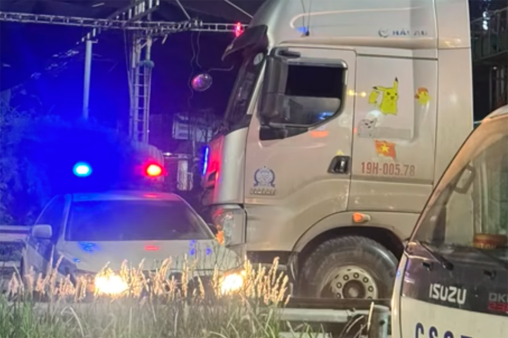 Tài xế lái ô tô chở quá tải trọng 225% bỏ chạy, tông vào xe CSGT