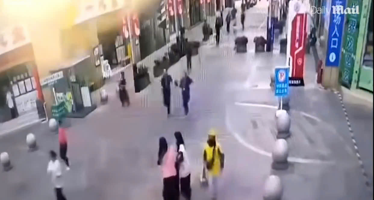 Bể bơi vô cực tràn nước như thác đổ, quét trôi hàng chục người ở Trung Quốc