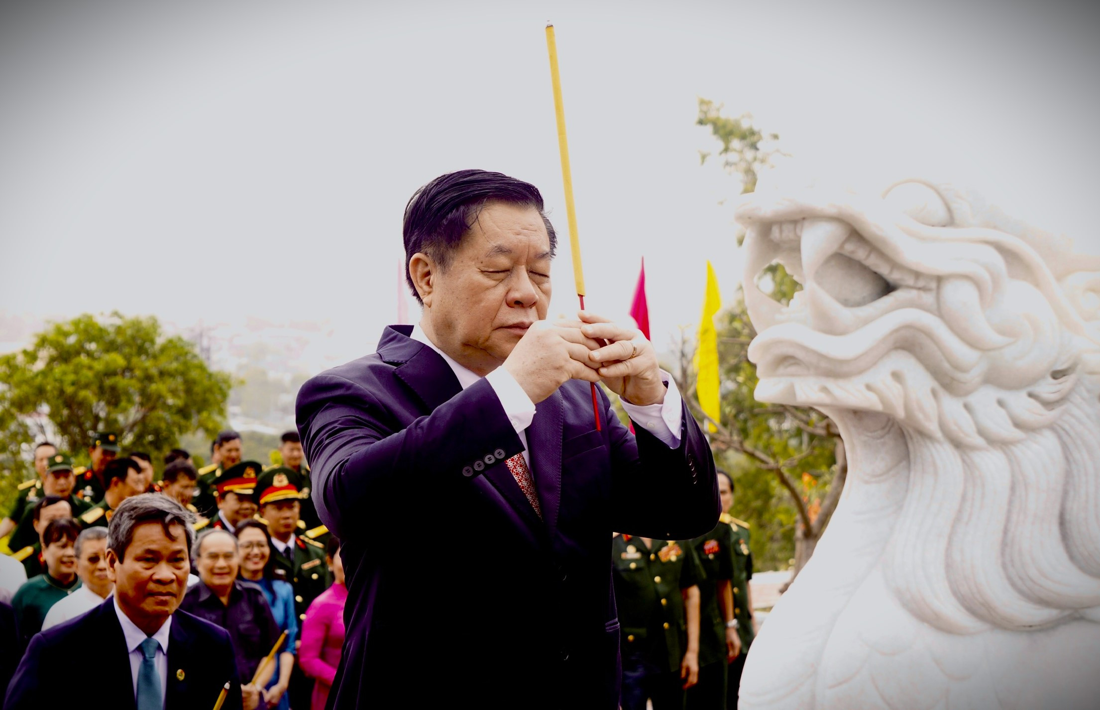 Ông Nguyễn Trọng Nghĩa dâng hương tưởng nhớ anh hùng liệt sĩ tại Bình Định