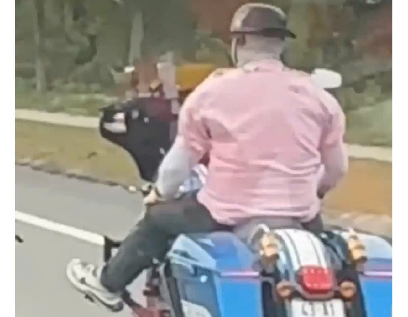 Xác minh nhóm người lái mô tô phân khối lớn buông 2 tay ở Quảng Nam