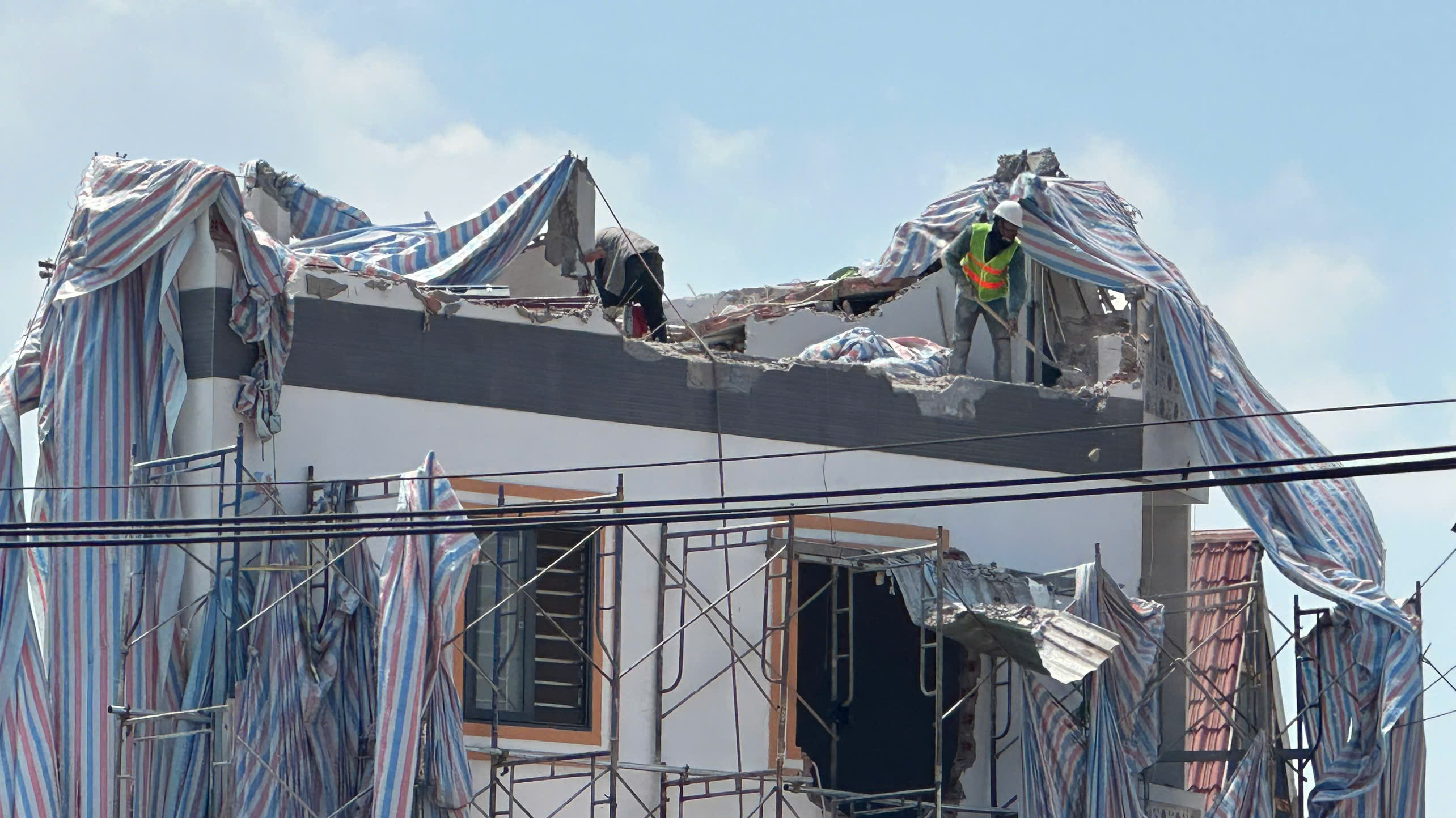 Tháo dỡ một phần ngôi nhà 3 tầng bị nghiêng ở nút giao Vành đai 3 Tân Vạn