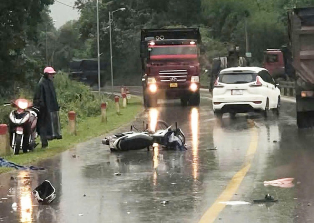 Ô tô tải va chạm xe máy, 2 học sinh thương vong