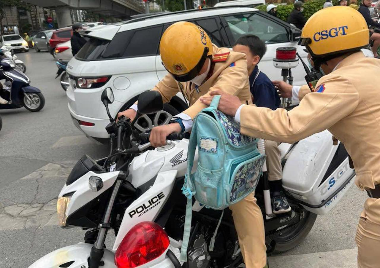 CSGT Hà Nội dùng xe đặc chủng đưa bé trai lớp 1 đi lạc về trường tìm phụ huynh