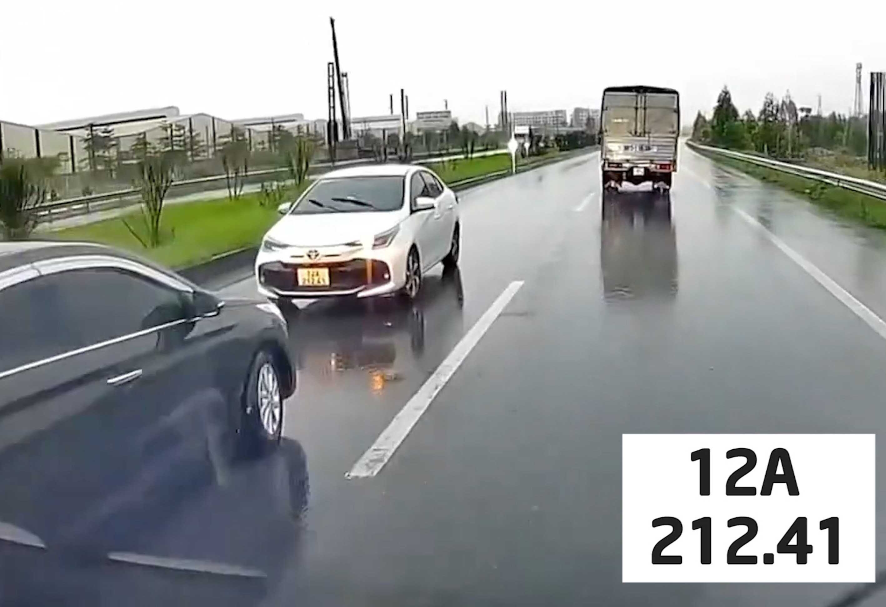 Năm 2025 chạy ngược chiều trên quốc lộ bị phạt bao nhiêu tiền?