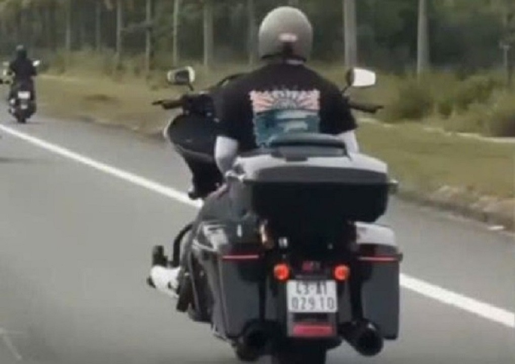 CSGT Quảng Nam làm việc với nhóm người lái mô tô phân khối lớn buông 2 tay 