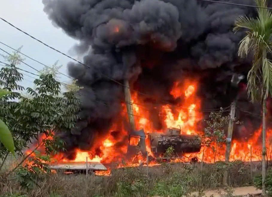 Ô tô chở xăng dầu cháy ngùn ngụt trên cao tốc Nội Bài - Lào Cai, tài xế tử vong